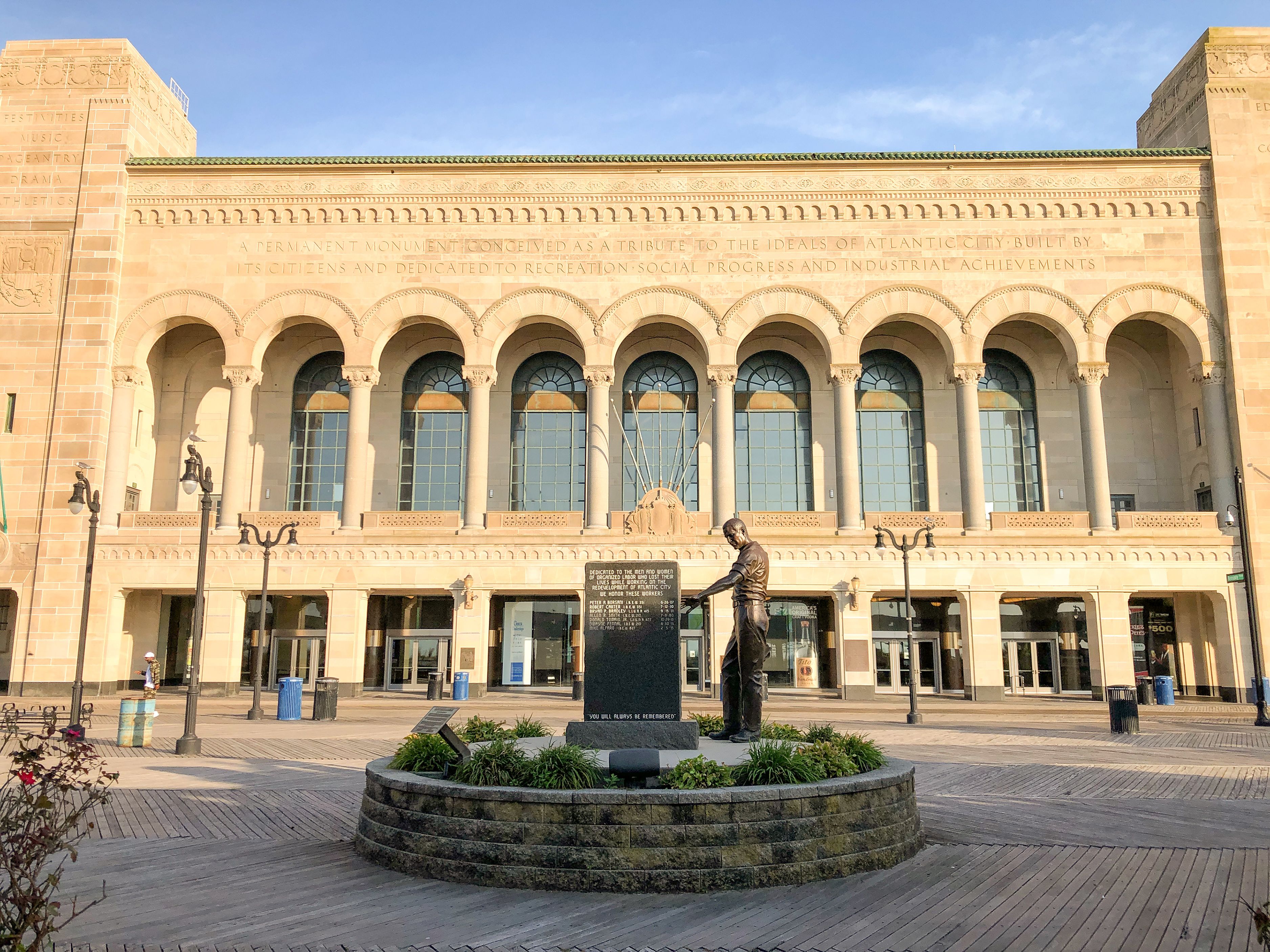 Die weisende Staue vor der historischen Boardwalk Hall