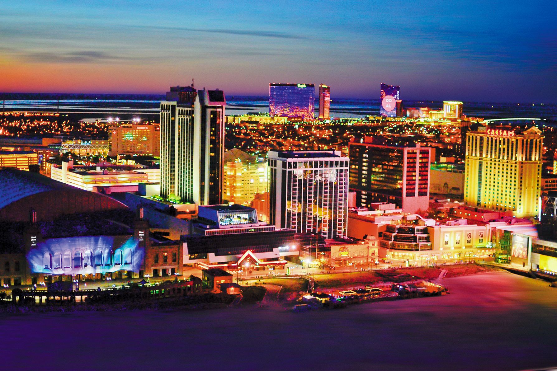 Die Skyline von Atlantic City in New Jersey leuchtet bei Nacht