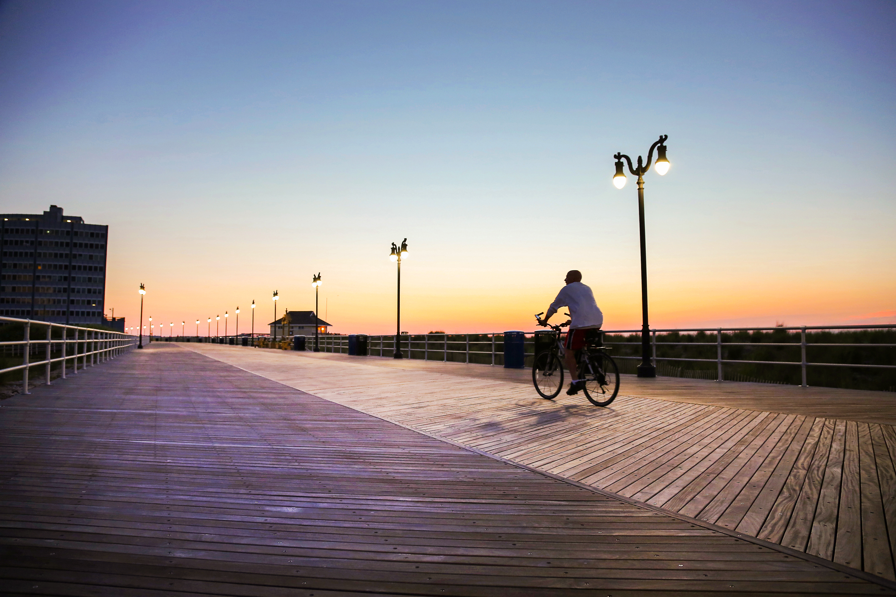 Die Promenade von Atlantic City vor der untergehenden Sonne