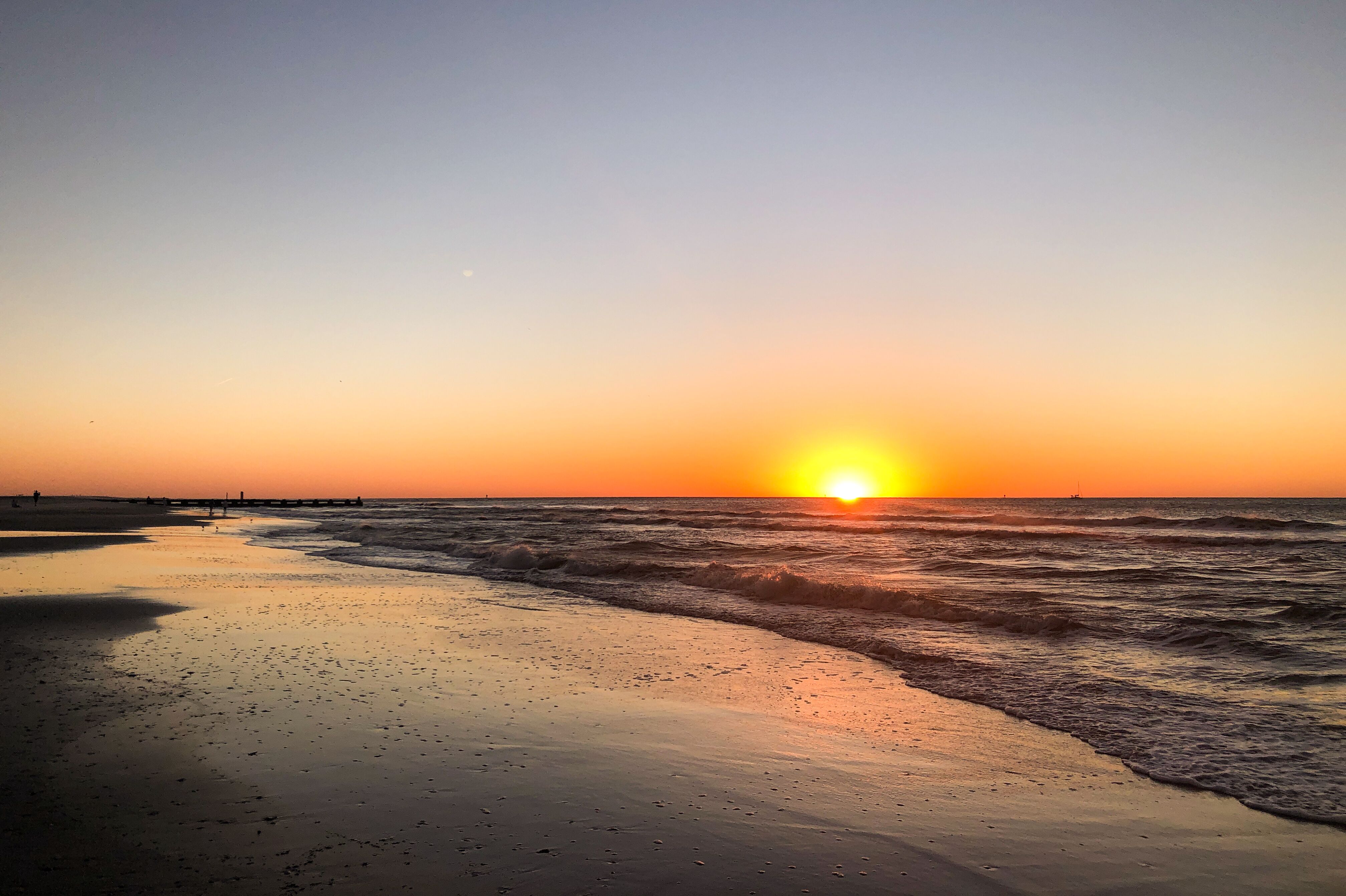 Die leuchtende Sonne taucht den Strand von Atlantic City in goldenes Licht