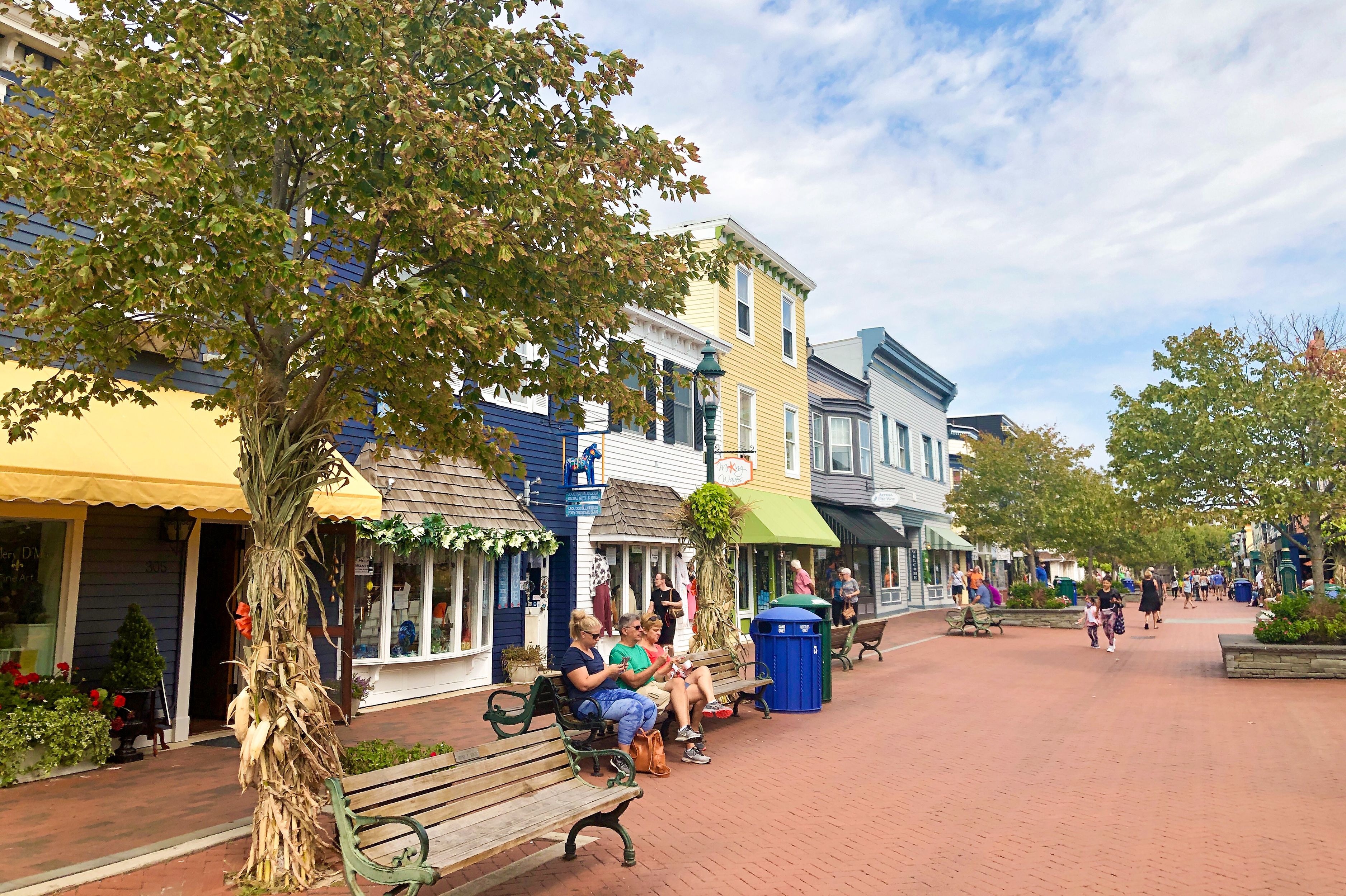 Ein paar Menschen schlendern durch die beschauliche Washington Street