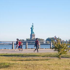 Liberty State Park mit Blick auf die Freiheitsstatue Liberty State Park mit Blick auf die Freiheitsstatue