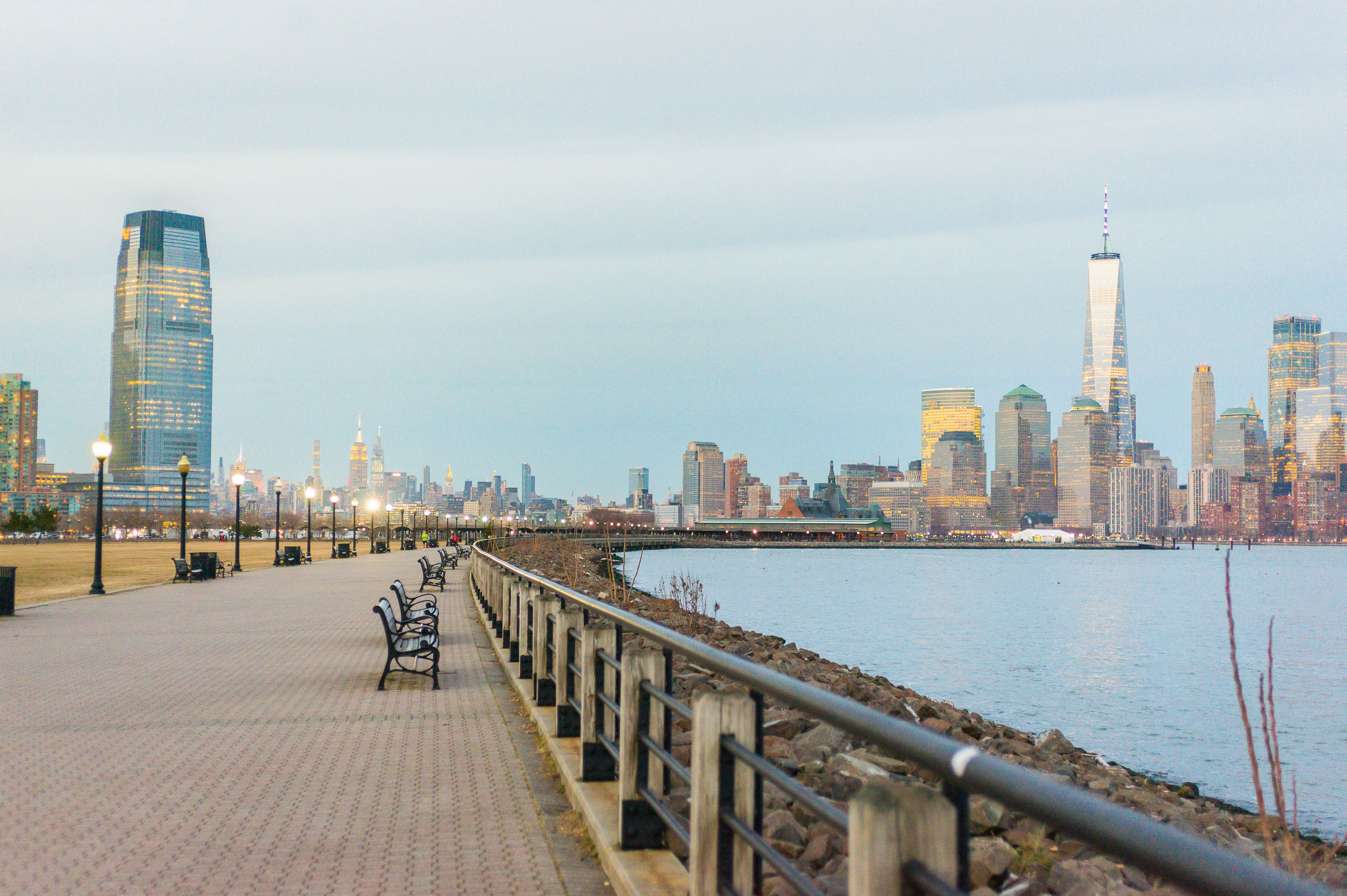 Am Wasser des Liberty State Park in New Jersey entlang spazieren