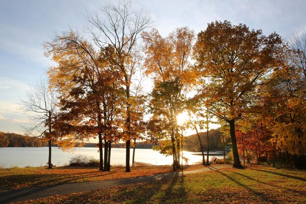Der Fairview Lake YMCA Camps im farbenfrohen Herbst Der Fairview Lake YMCA Camps im farbenfrohen Herbst