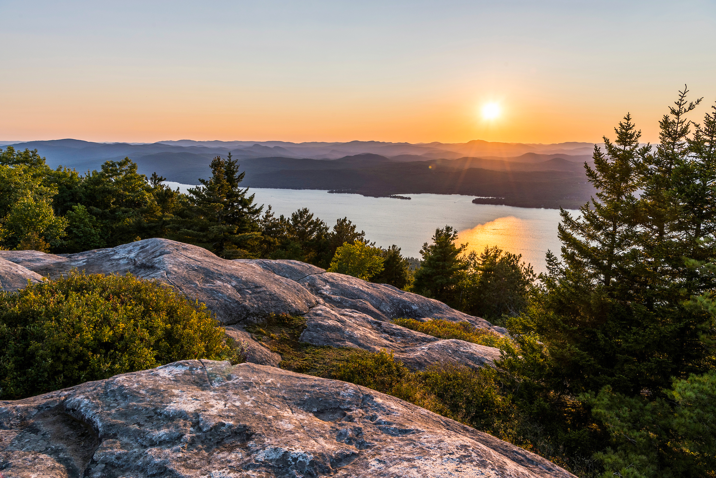 Blick vom Buck Mountain auf den Lake George im US-Bundesstaat New York