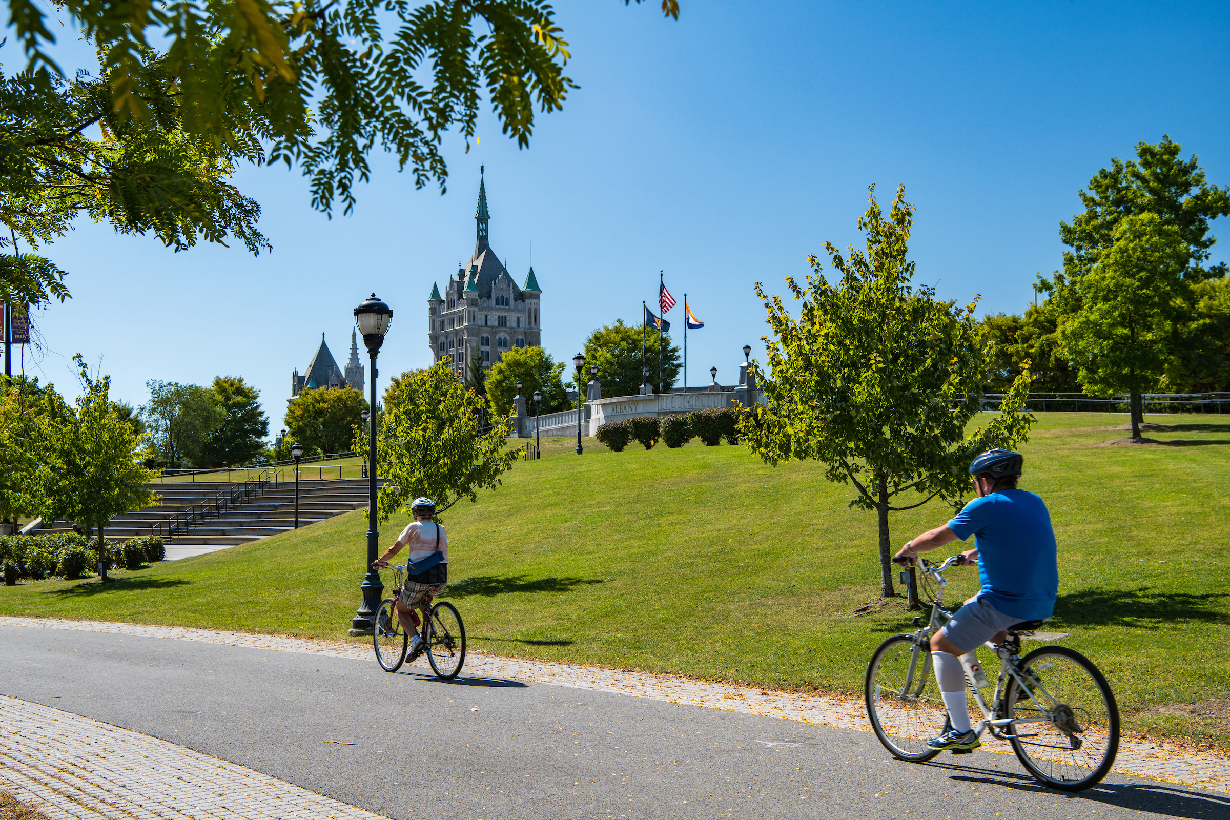 Unterwegs mit dem Fahrrad auf dem Empire State Trail entlang des Corning Preserve Park in Albany