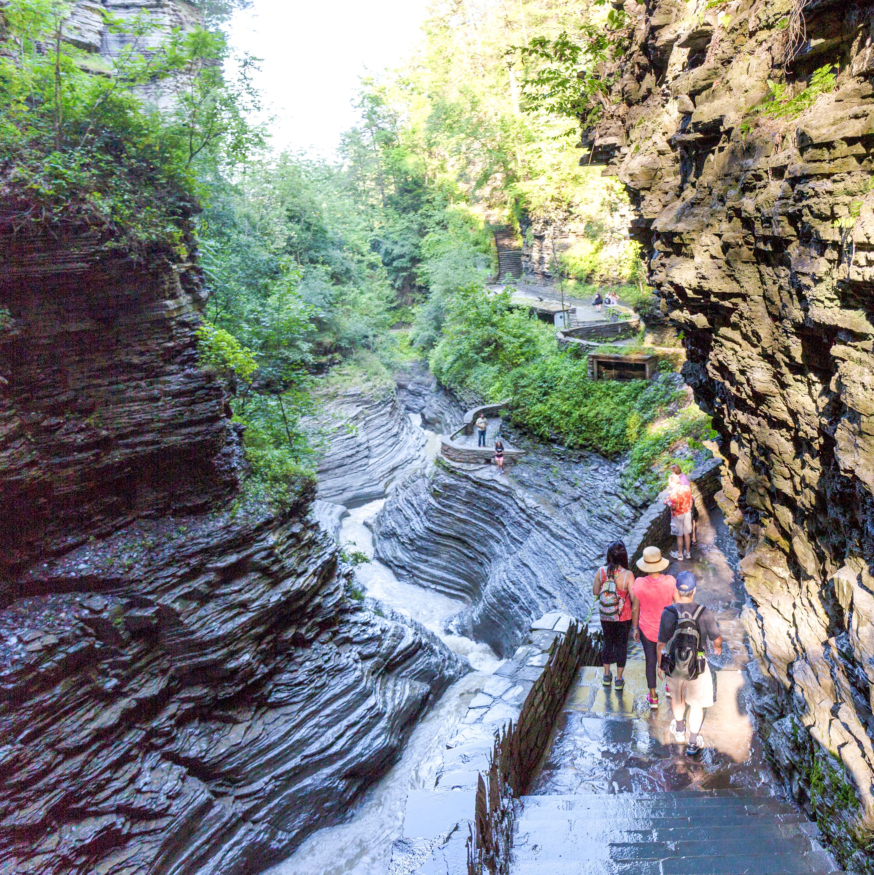 Wanderer in einer Schlucht bei den Finger Lakes im US-Bundesstaat New York