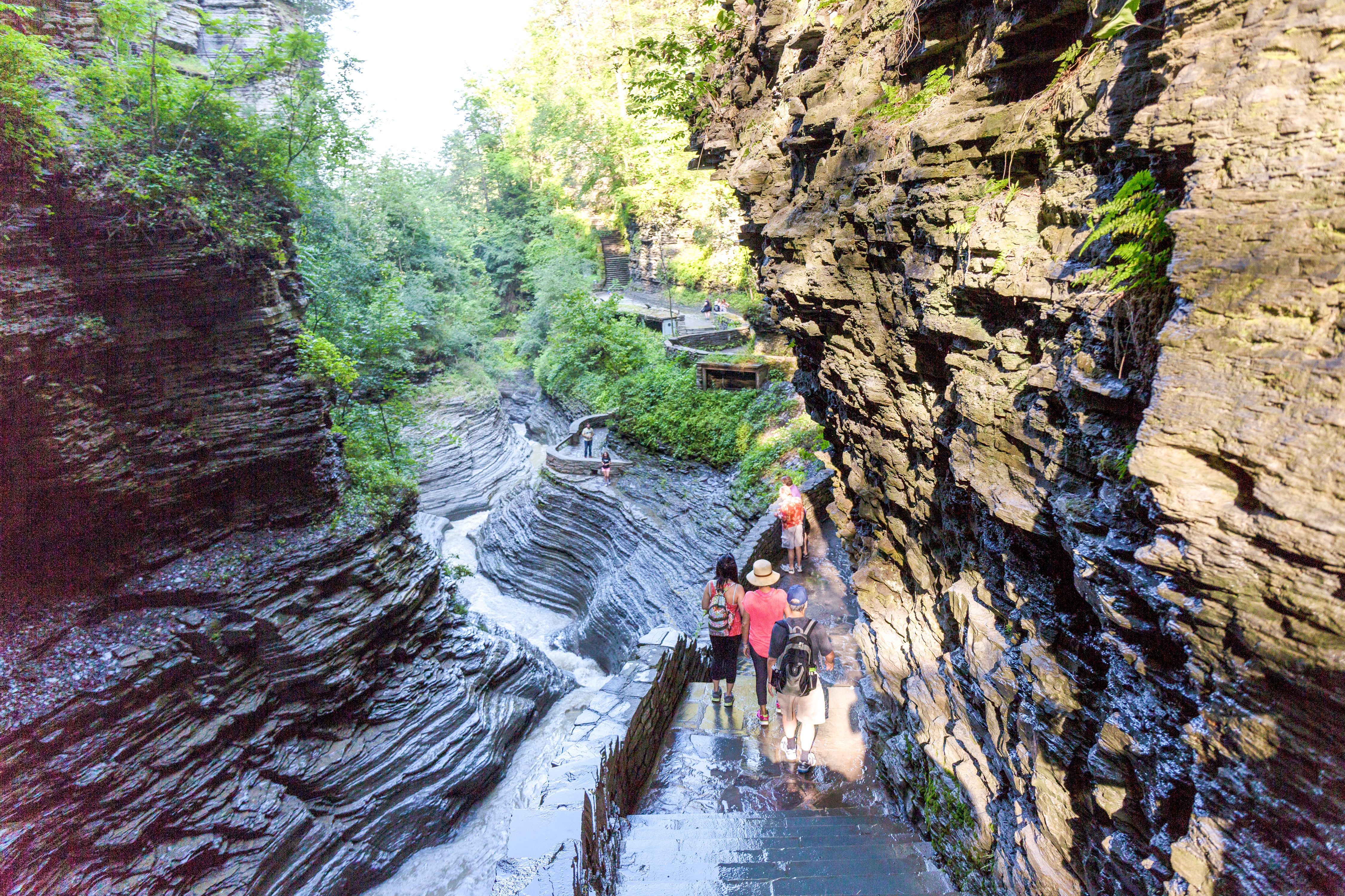 Wanderer in einer Schlucht bei den Finger Lakes im US-Bundesstaat New York