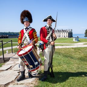 Historisch gekleidete britische Soldaten vor der Fort Niagara im US-Bundesstaat New York