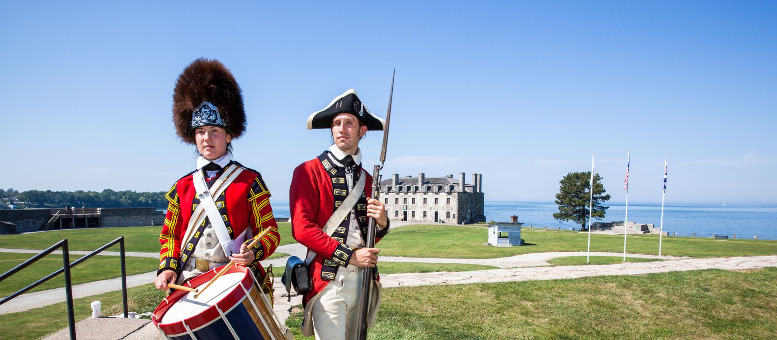 Historisch gekleidete britische Soldaten vor der Fort Niagara im US-Bundesstaat New York
