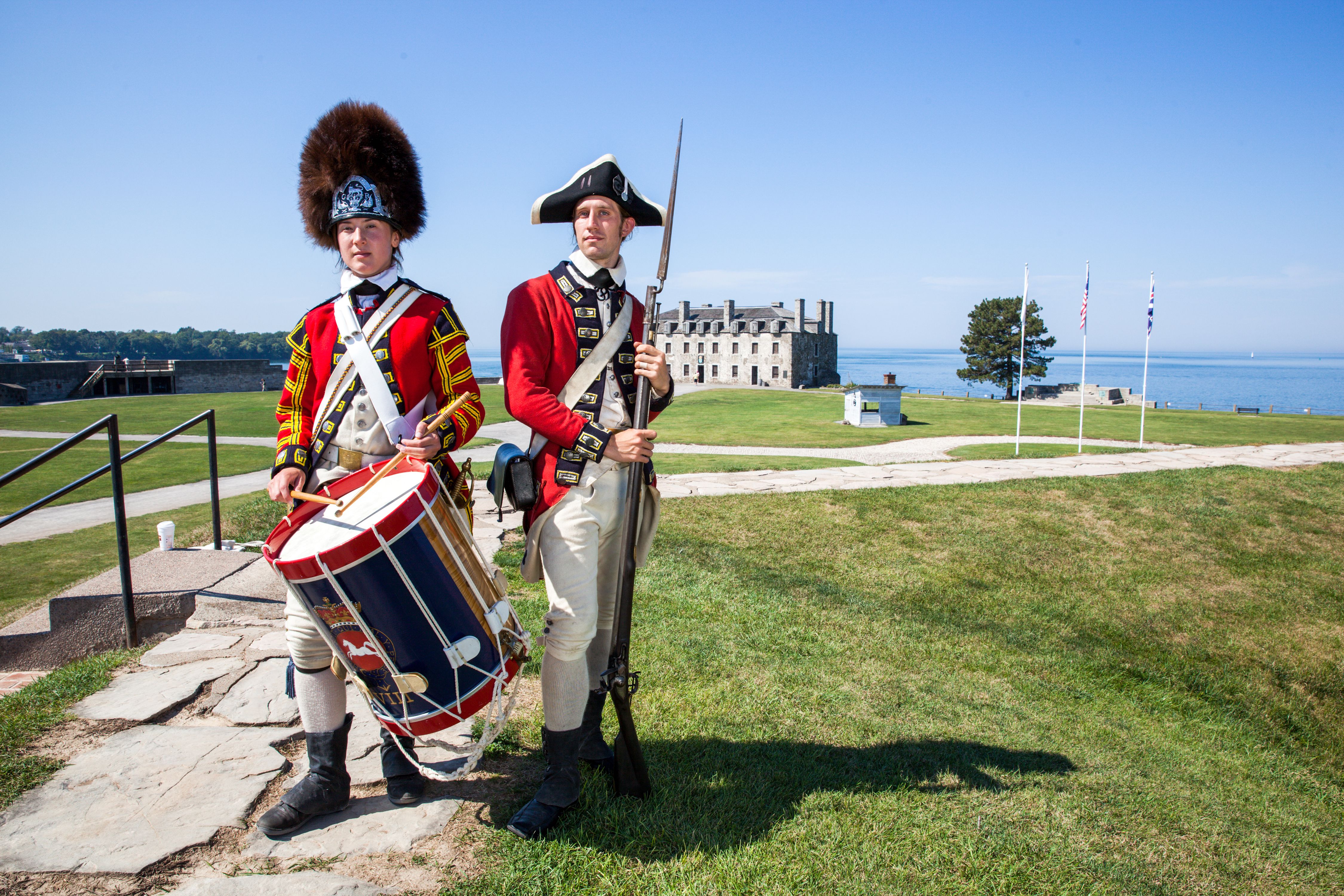 Historisch gekleidete britische Soldaten vor der Fort Niagara im US-Bundesstaat New York