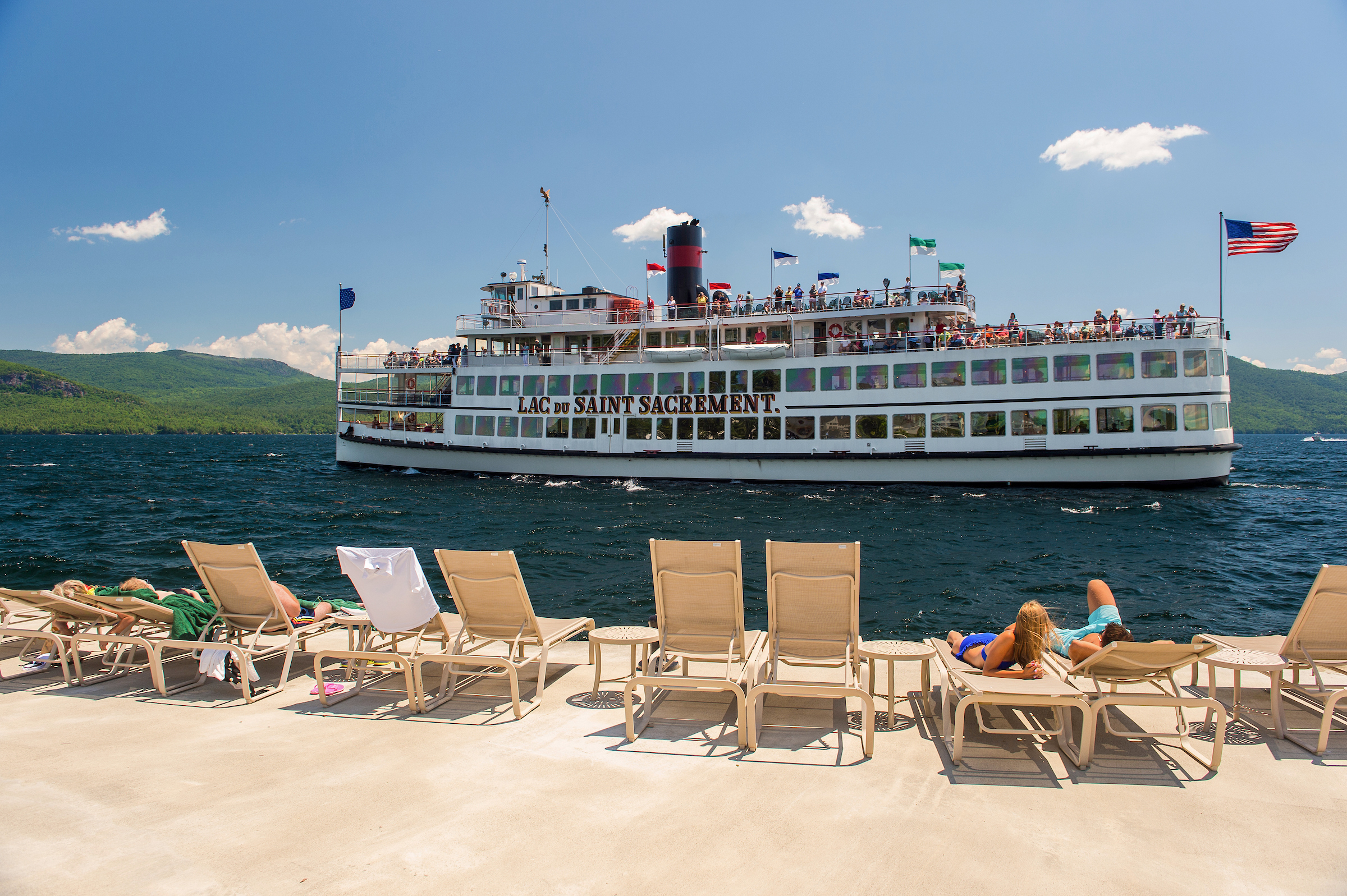 Das Schiff Lac du Saint Sacrement auf dem Lake George im US-Bundesstaat New York