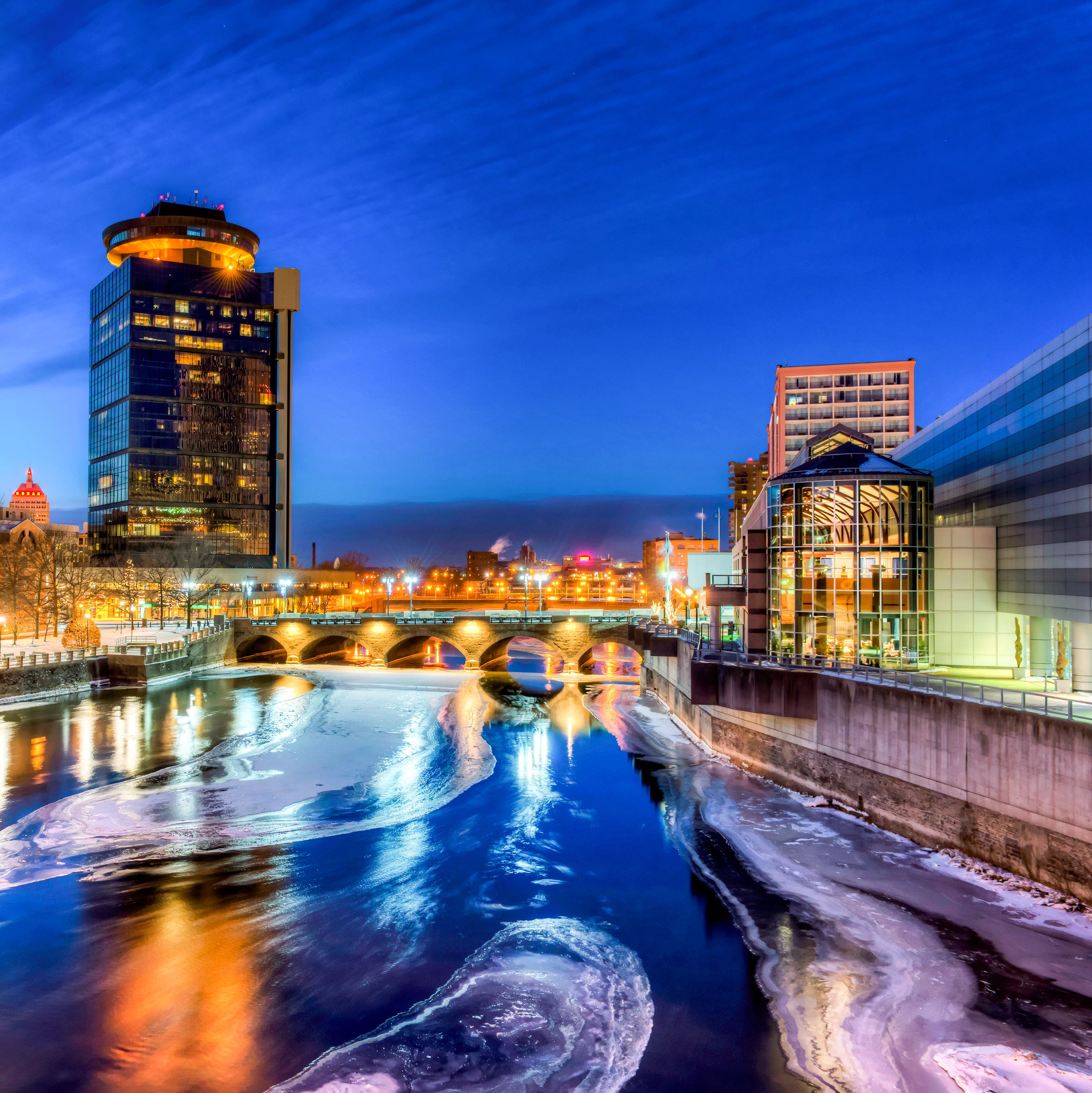 Die Stadt Rochester im US-Bundesstaat New York bei Nacht