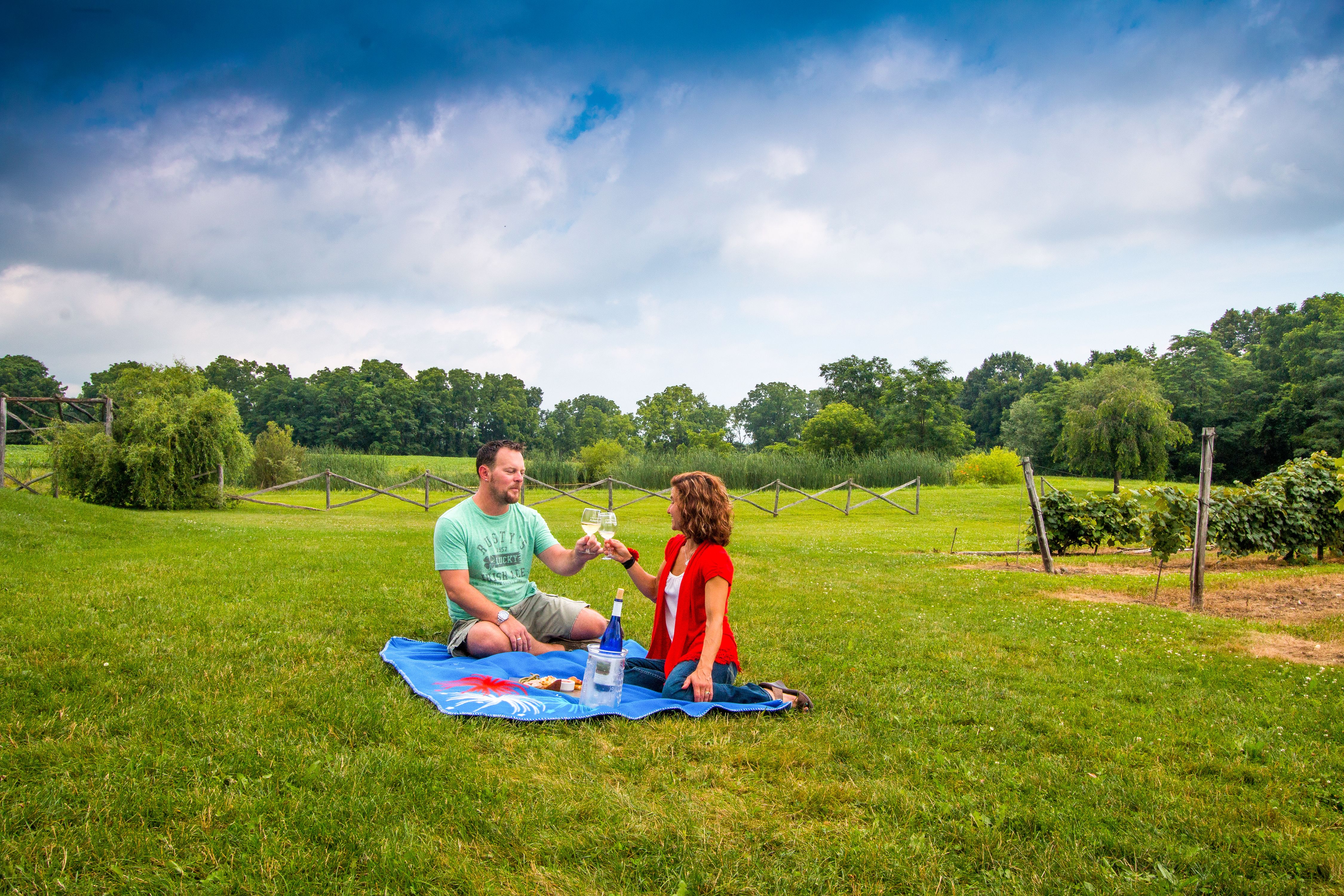 Zwei Personen beim Picknick im Finger Lakes Weinanbaugebiet im Bundesstaat New York