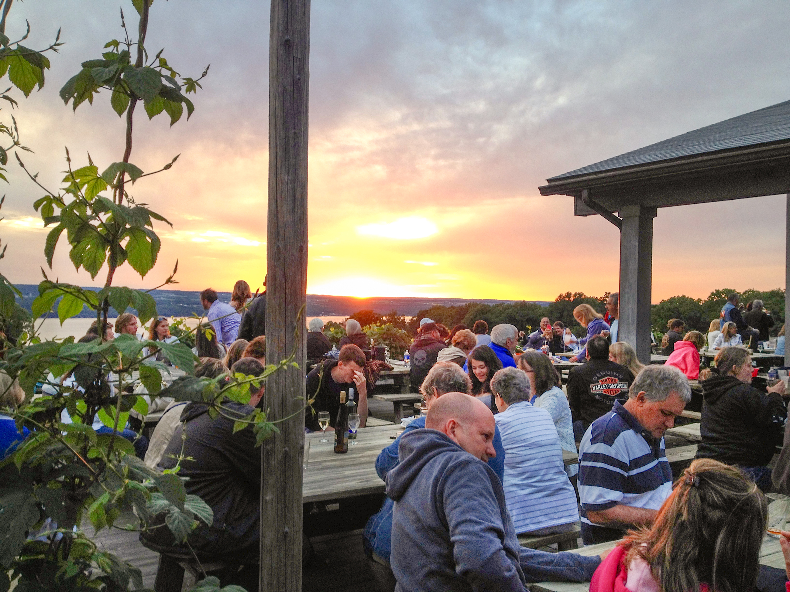 Abendstimmung auf dem Sunset Brew Deck des Wagner Vineyards im US-Bundesstaat New York