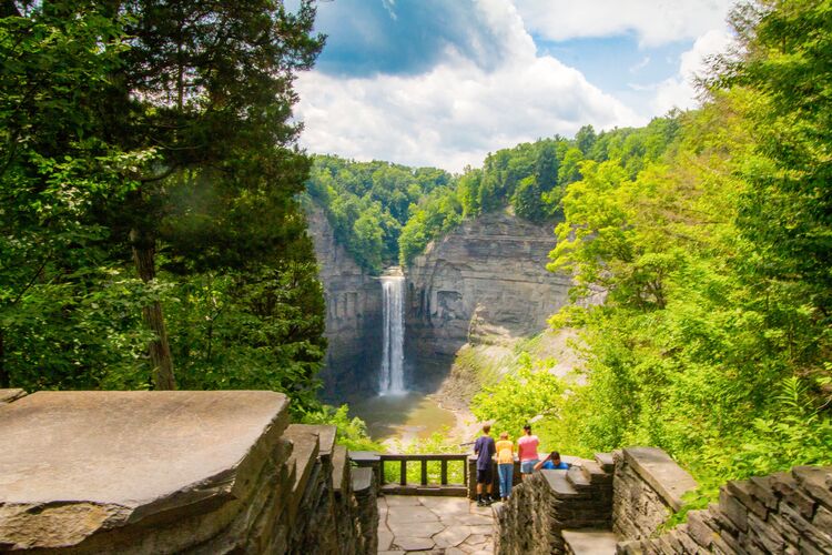 Die Taughannock Falls im Finger Lakes Weinanbaugebiet im US-Bundesstaat New York