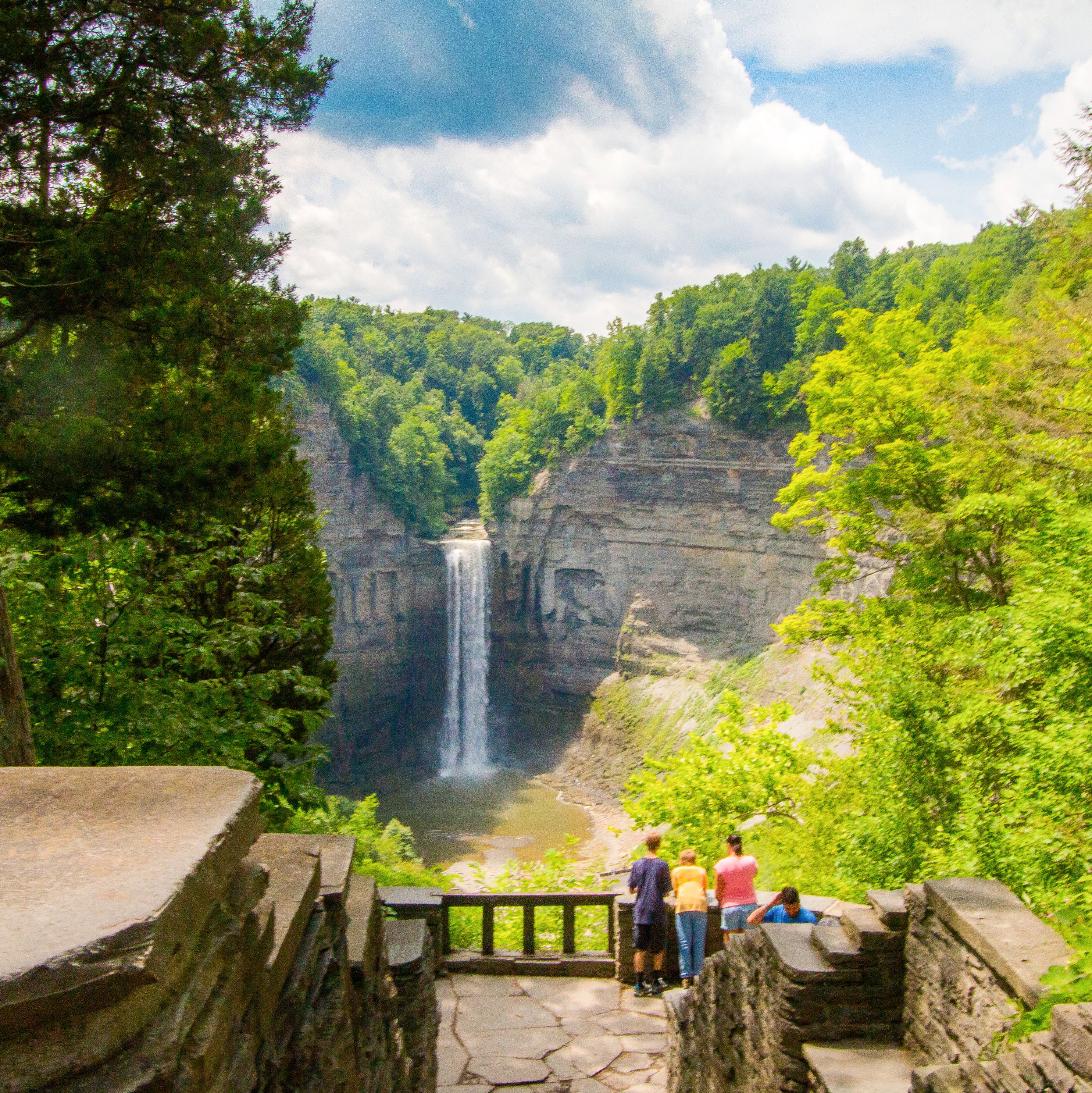 Die Taughannock Falls im Finger Lakes Weinanbaugebiet im US-Bundesstaat New York