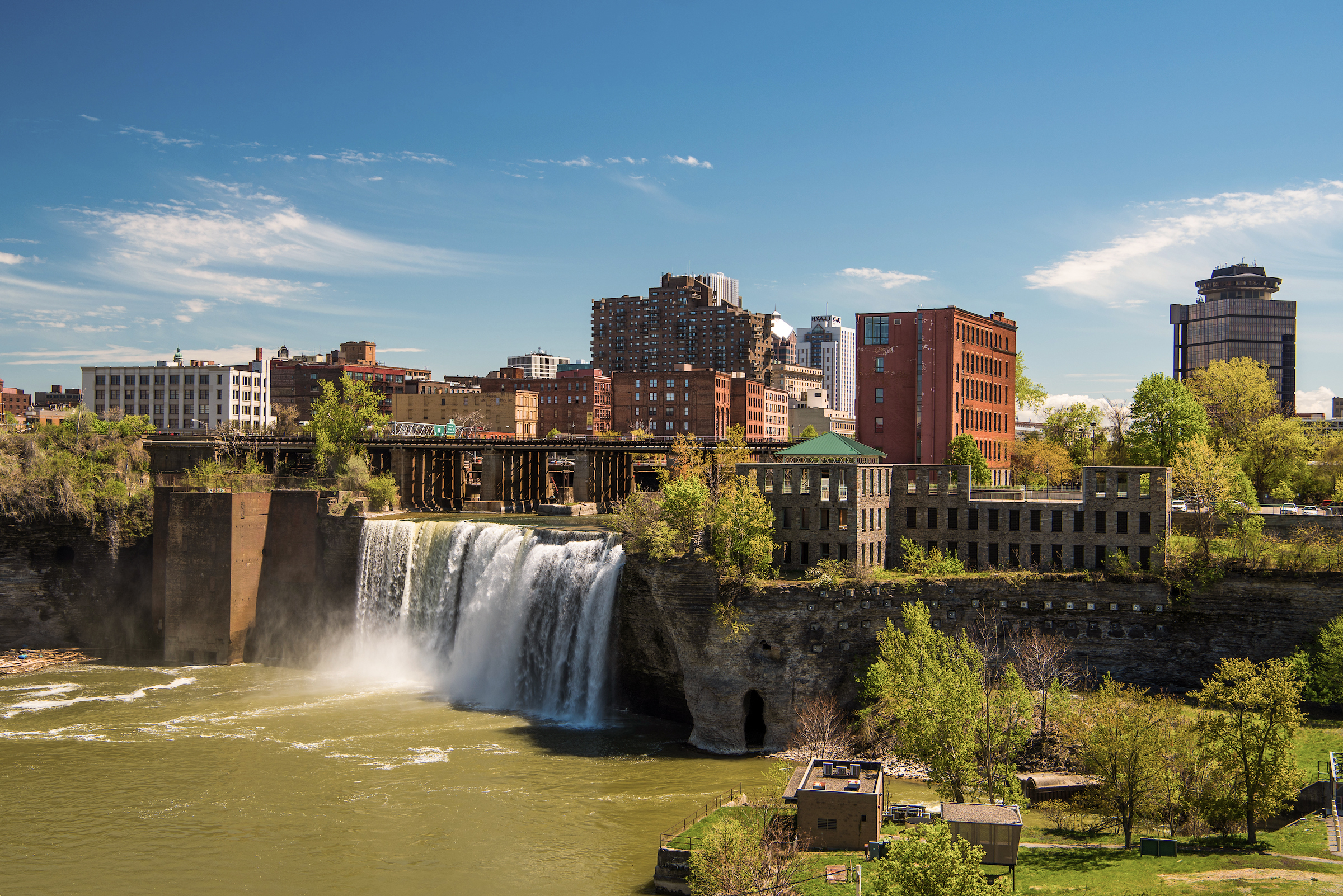 Blick auf die Stadt Rochester und die High Falls Wasserfälle im US-Bundesstaat