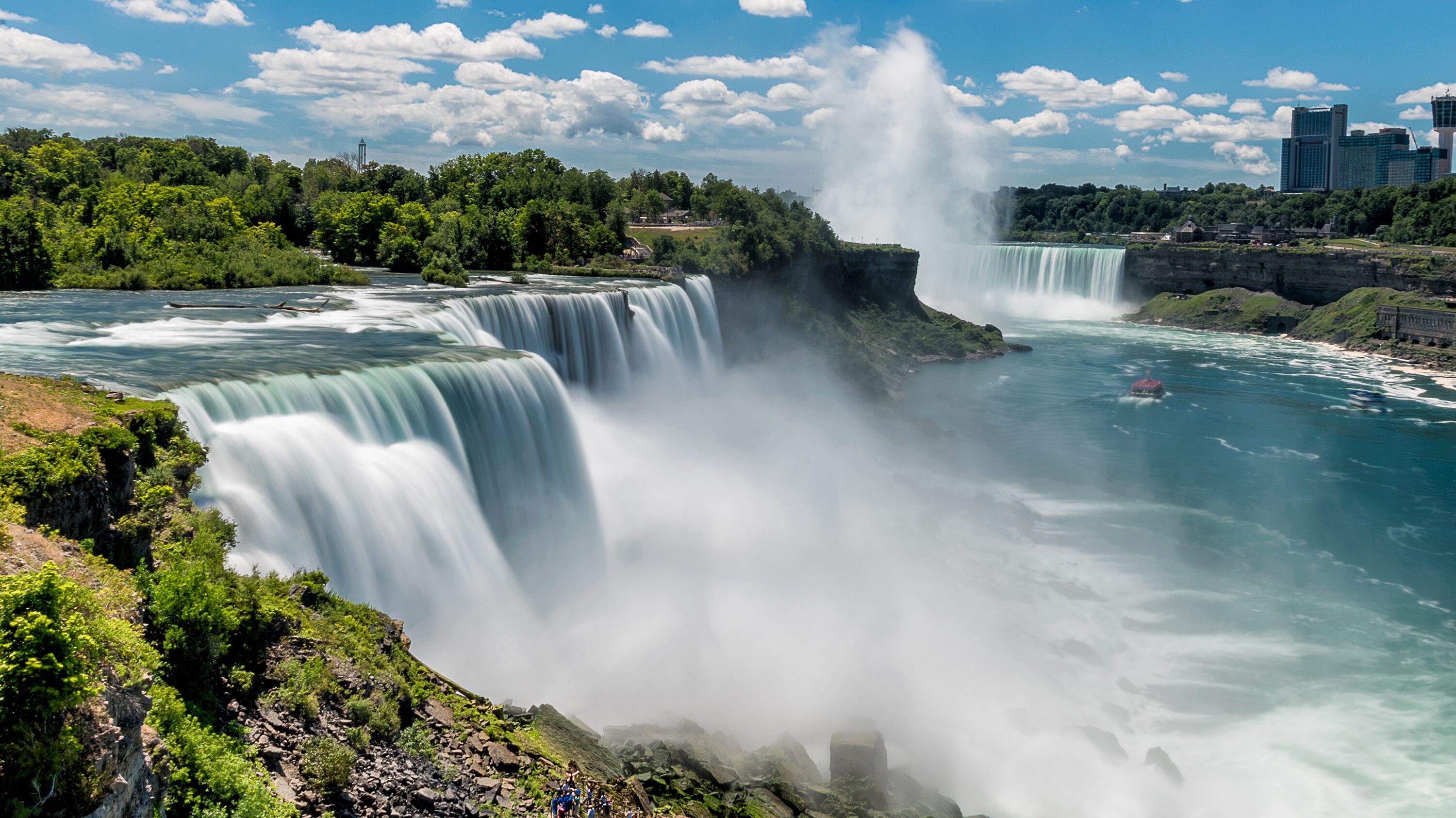 Die rauschenden Niagara Fälle im Staat New York Blick auf die American Falls mit den kanadischen Horseshoe Falls im Hintergrund