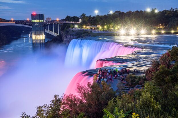 Die Niagarafälle im US-Bundesstaat New York in der Dämmeru