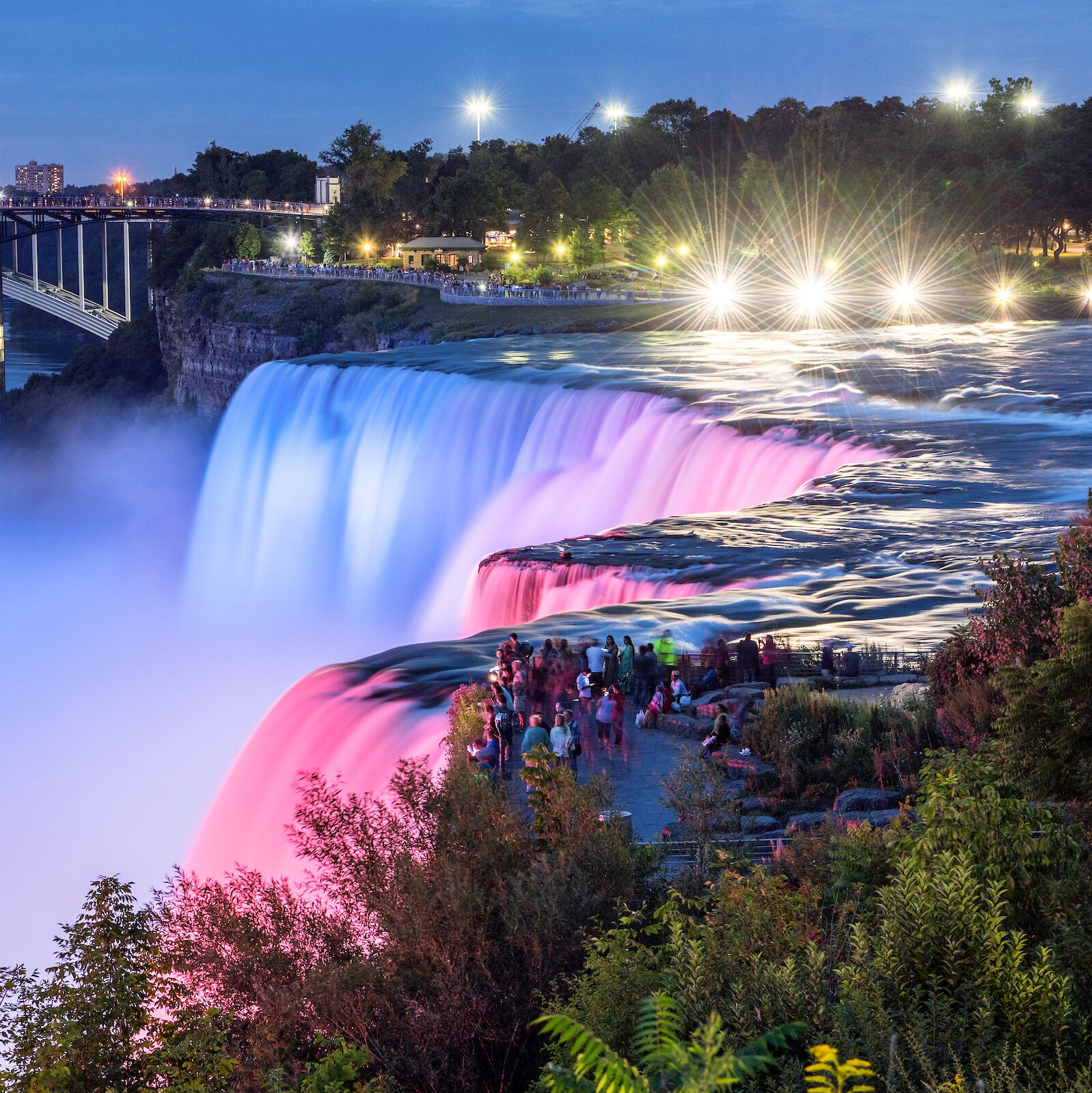 Die Niagarafälle im US-Bundesstaat New York in der Dämmeru