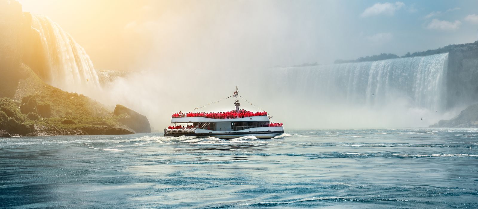 Ein Boot der Hornblower Niagara Cruises vor den Niagarafällen