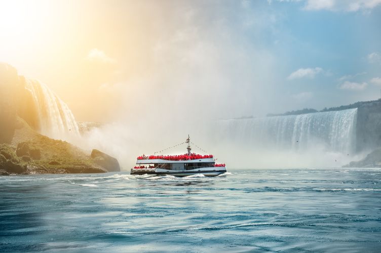 Ein Boot der Hornblower Niagara Cruises vor den Niagarafällen