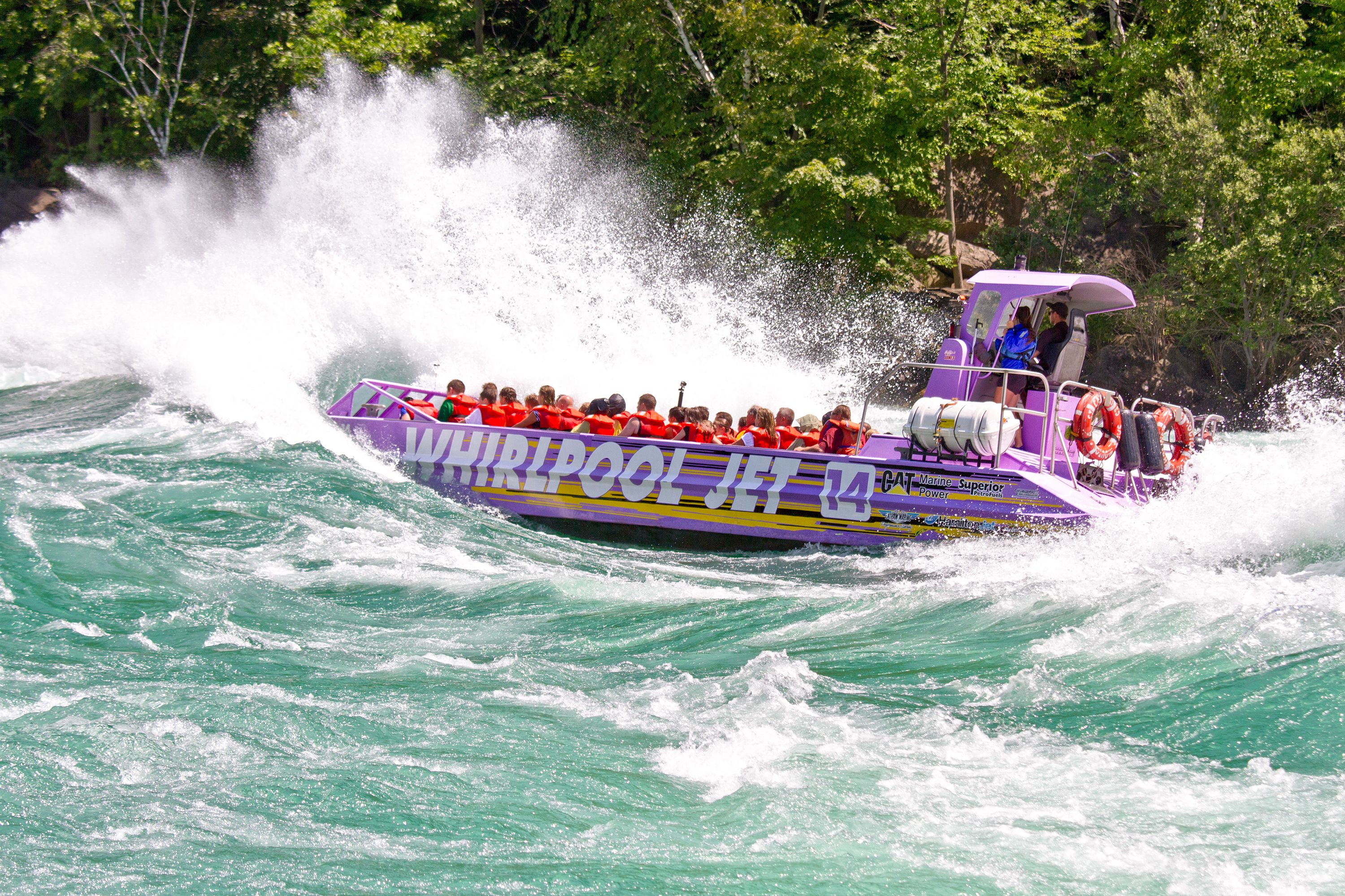 Ein Boot der Whirlpool Jet Boat Tours in wilden GewÃ¤ssern des Bundesstaates New York