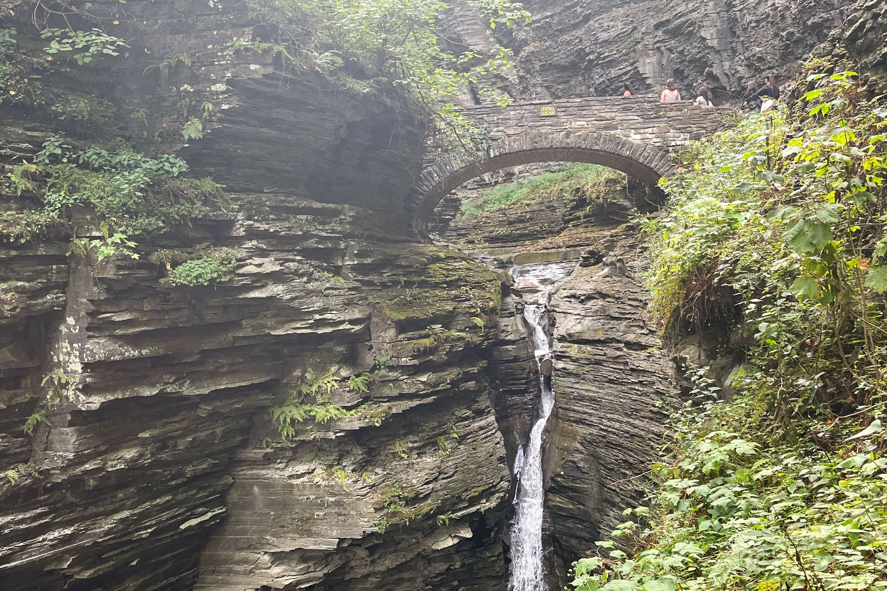 Atemberaubende Wasserfälle im Watkins Glen State Park Atemberaubende Wasserfälle im Watkins Glen State Park