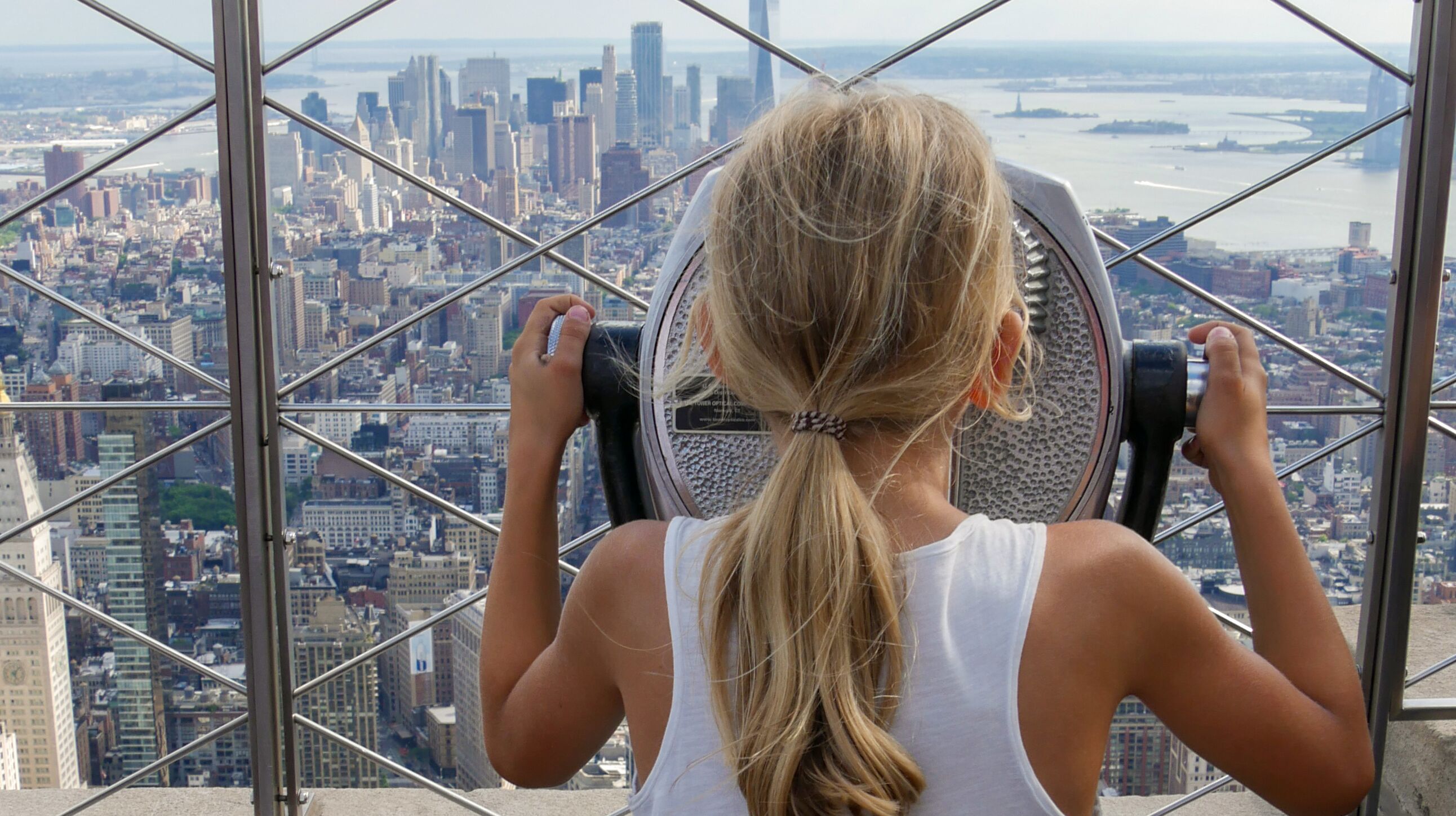 Mädchen schaut vom Empire State Building auf New York City Auch Kinder bewundern den Blick vom Empire State Building in New York City