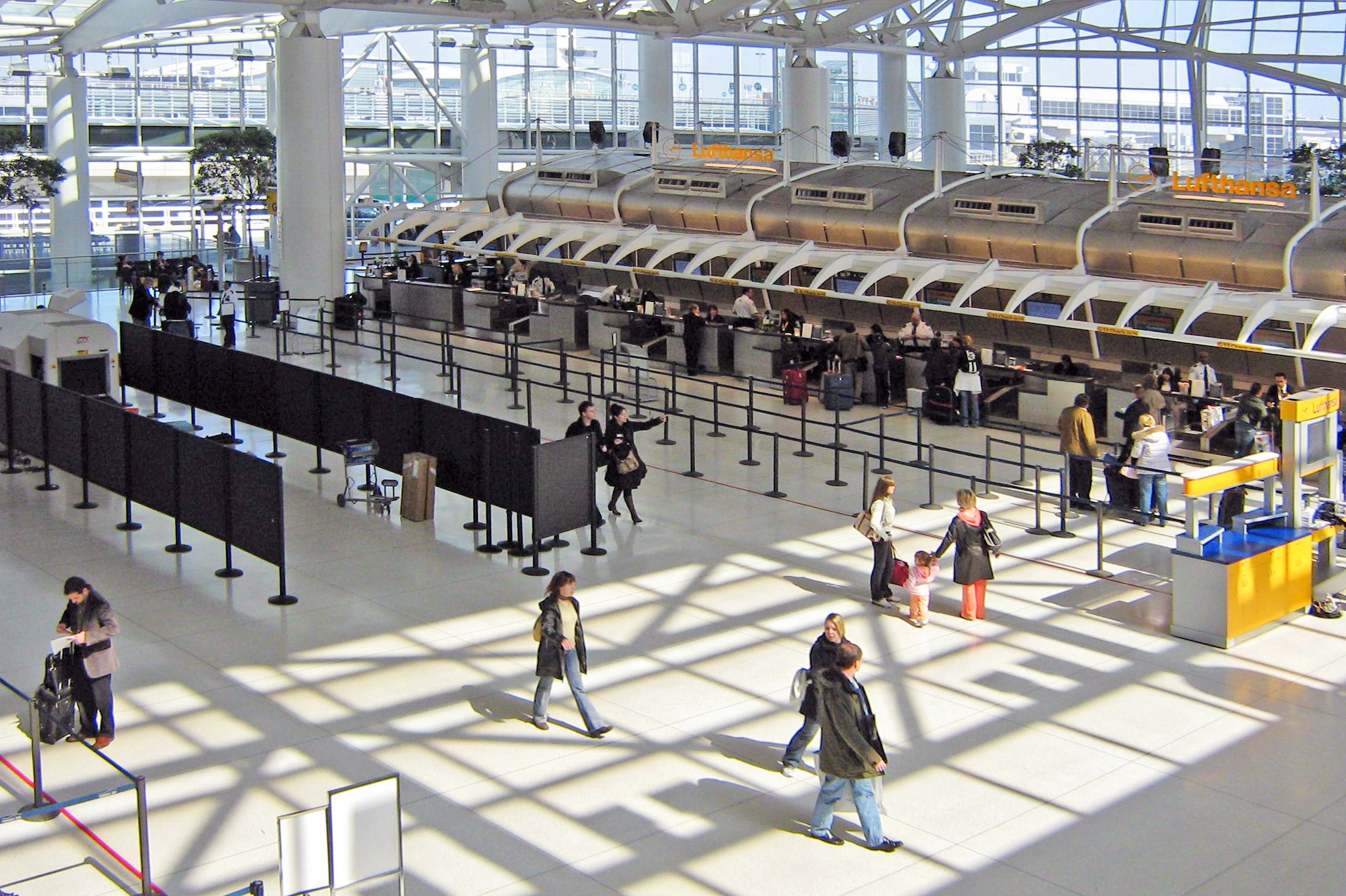 Reisende am Check-in Terminal am JFK Flughafen