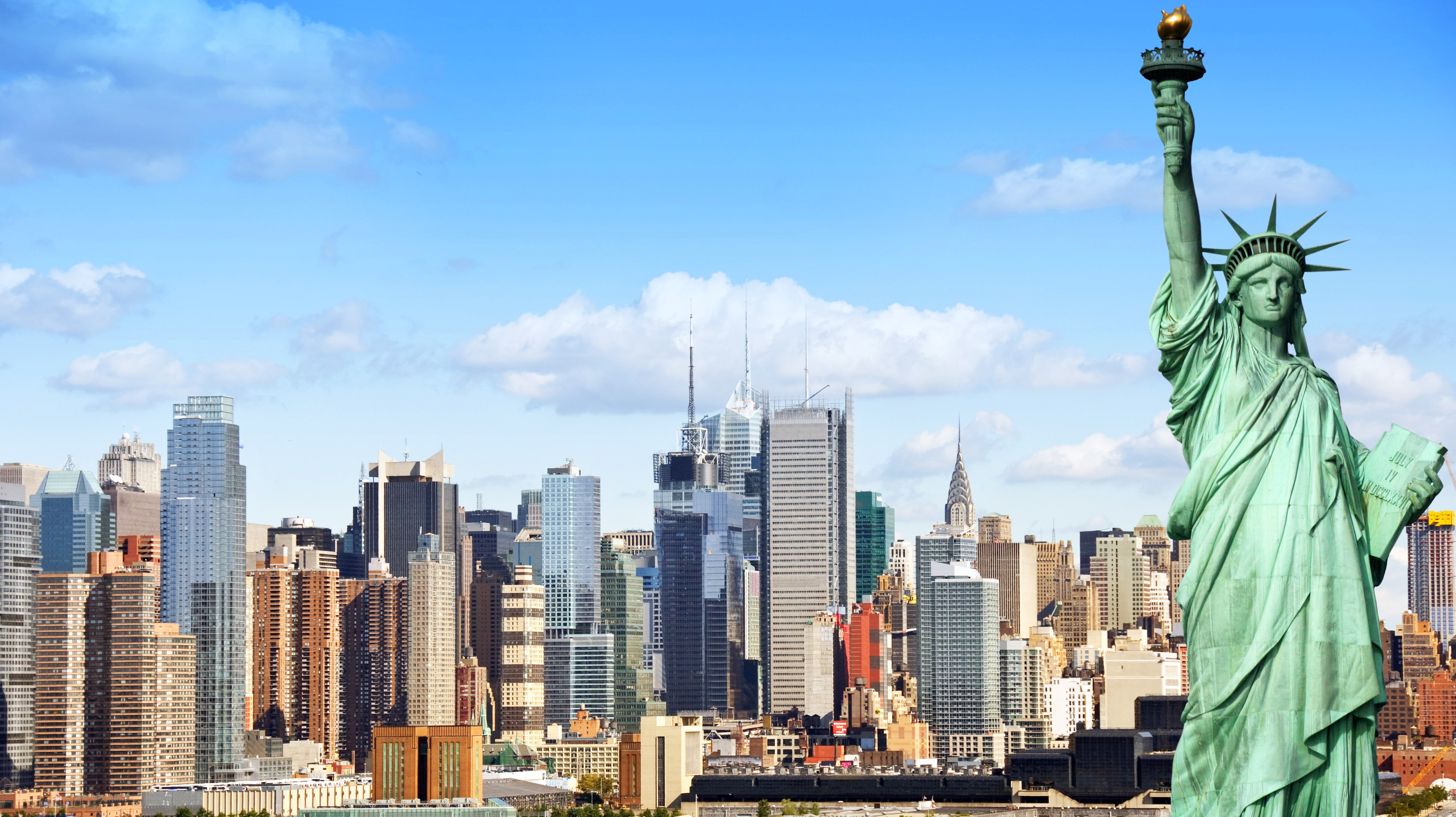 Freiheitsstatue vor der Skyline von New York