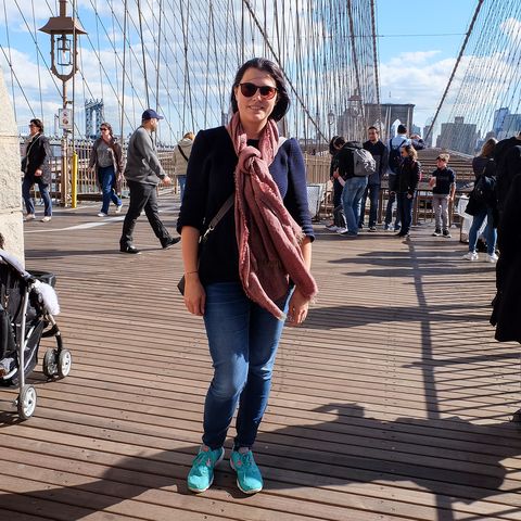 Mitarbeiterin Marie in New York City auf der Brooklyn Bridge