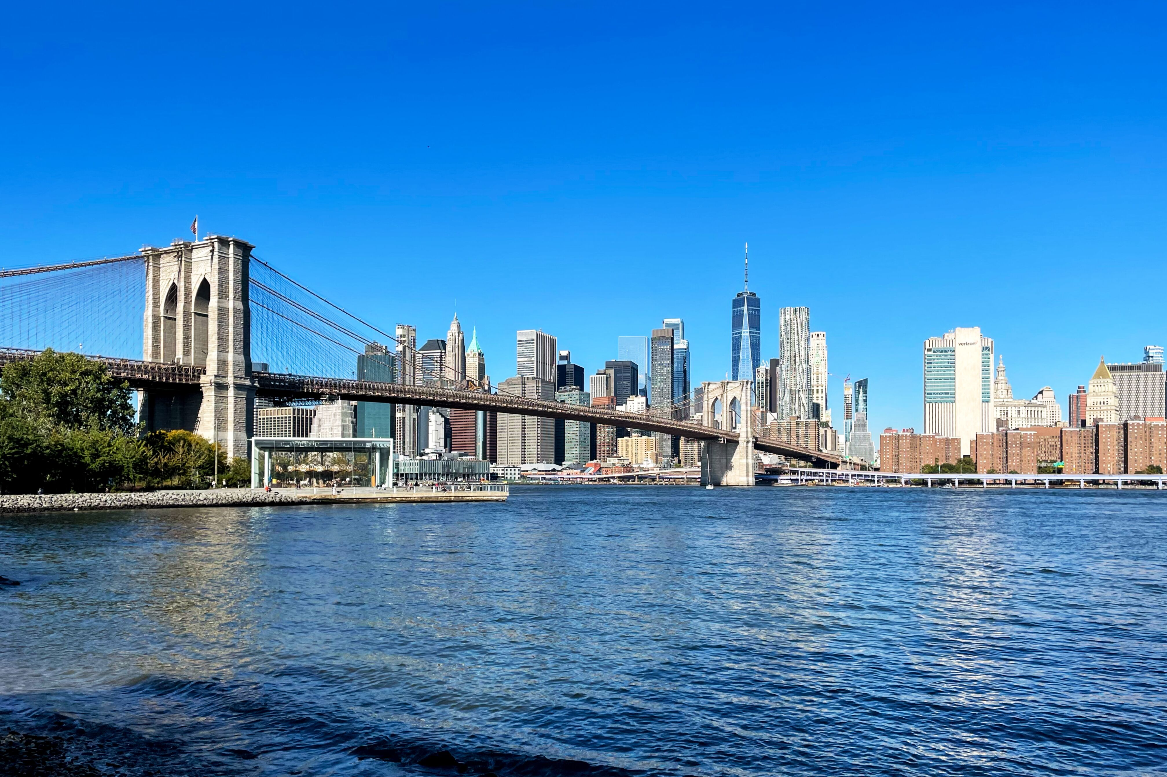 Die Brooklyn Bridge am East River