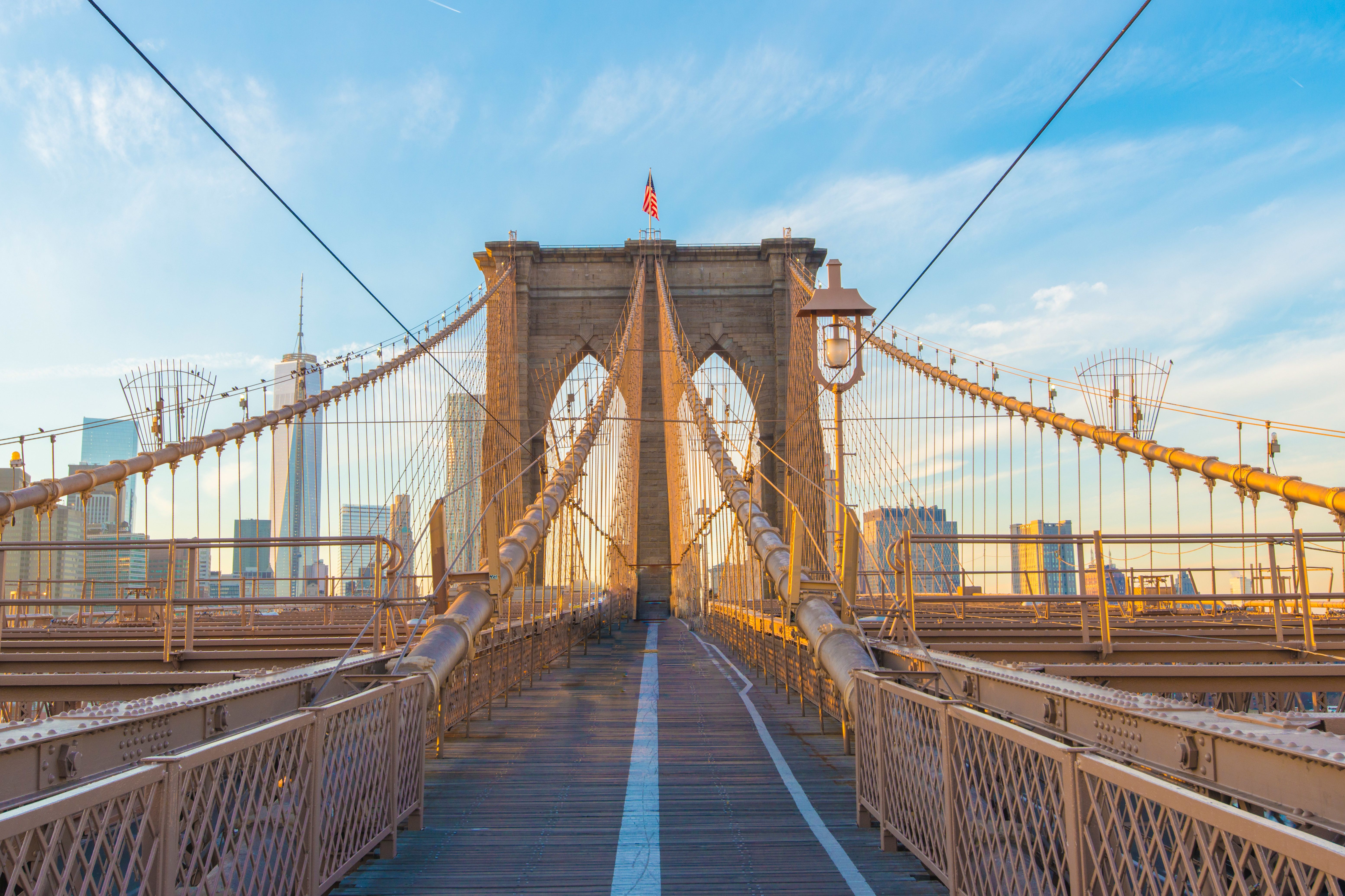 Auf der Brooklyn Bridge in New York City