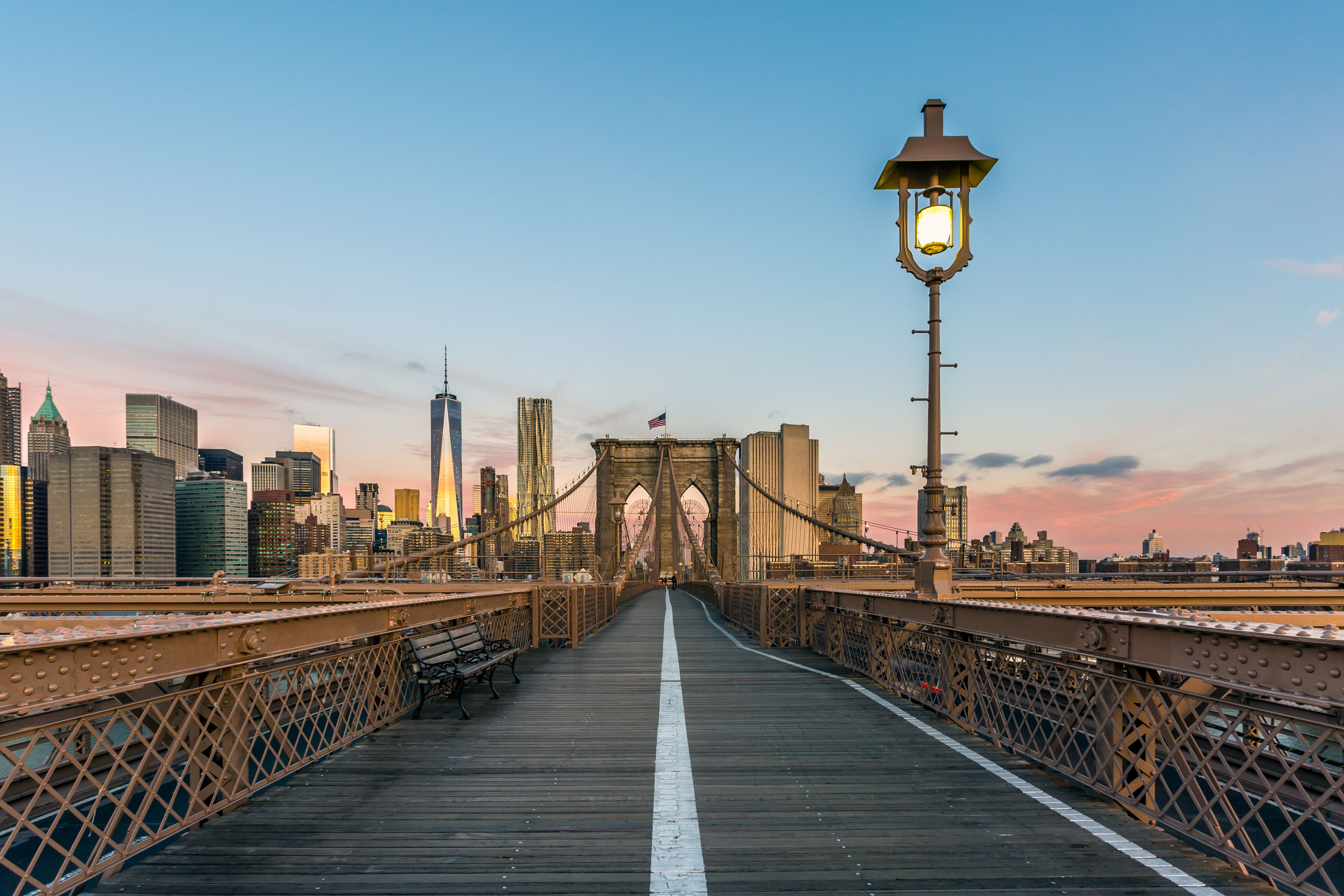 Die berÃ¼hmte Brooklyn Bridge bei Sonnenaufgang, New York City