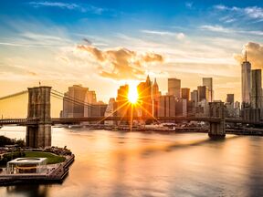 Blick auf die Brooklyn Bridge und die Skyline von Manhattan, New York