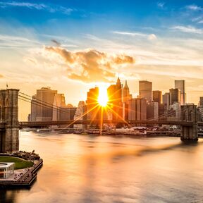 Blick auf die Brooklyn Bridge und die Skyline von Manhattan, New York