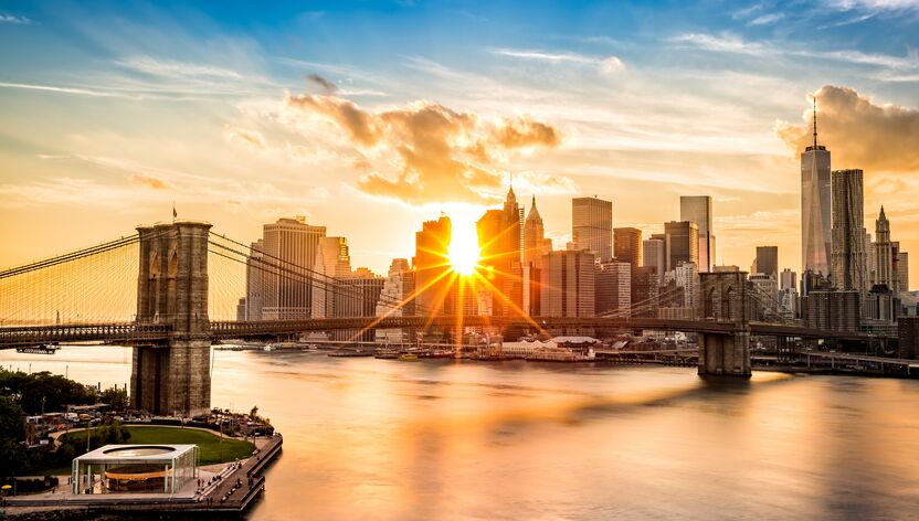 Blick auf die Brooklyn Bridge und die Skyline von Manhattan, New York