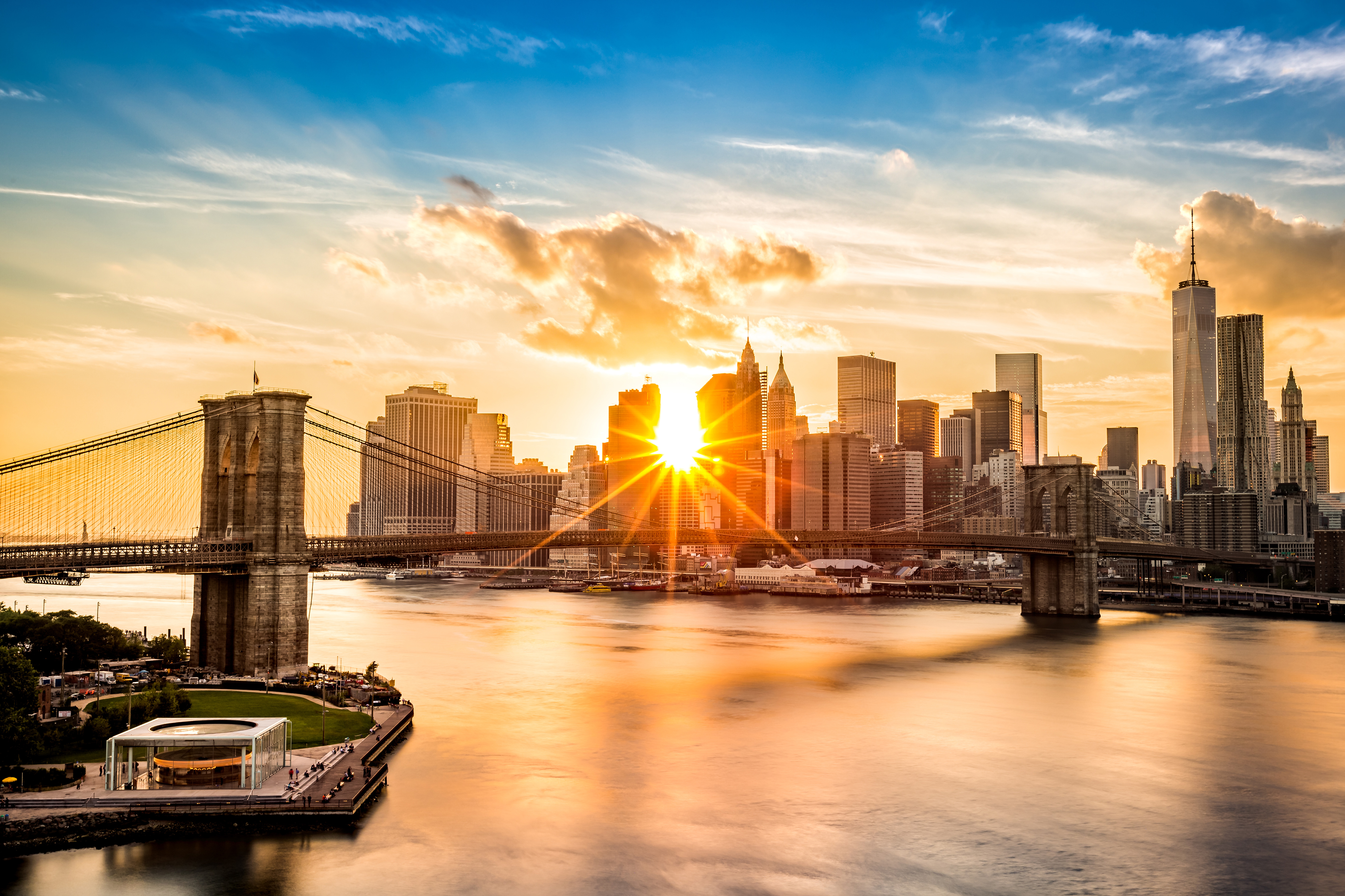 Blick auf die Brooklyn Bridge und die Skyline von Manhattan, New York