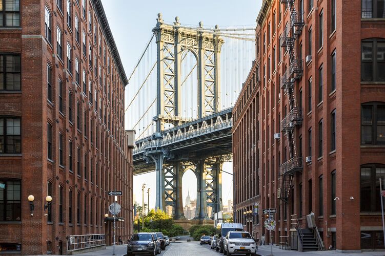 Die Manhattan Bridge zwischen Architektur in Brooklyn