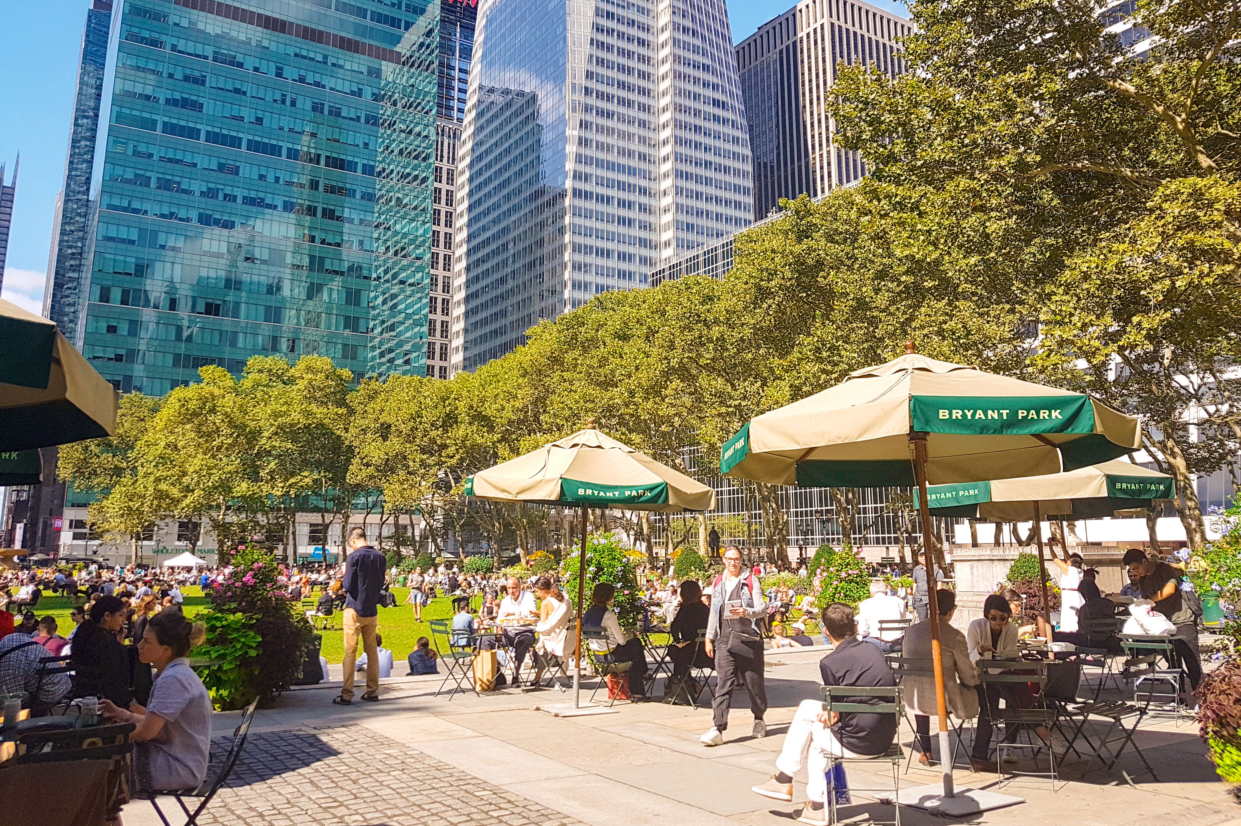 Der Bryant Park, eine kleine Oase in Manhattan, New York
