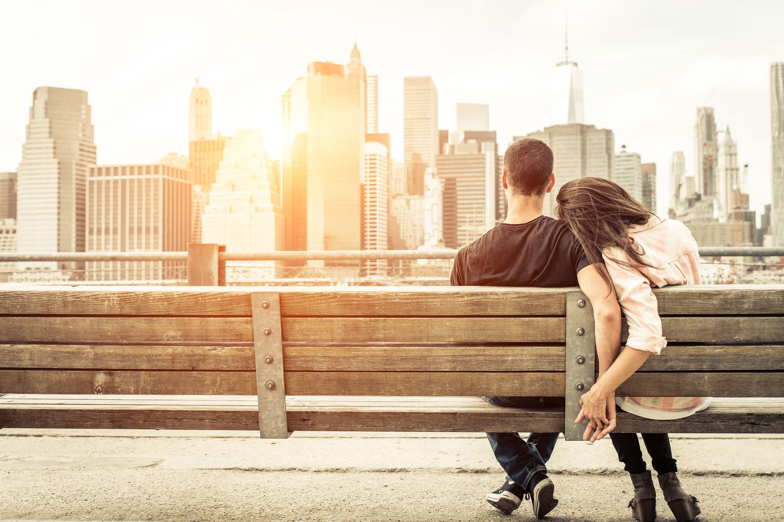 PÃ¤rchen auf einer Bank vor der New Yorker Skyline