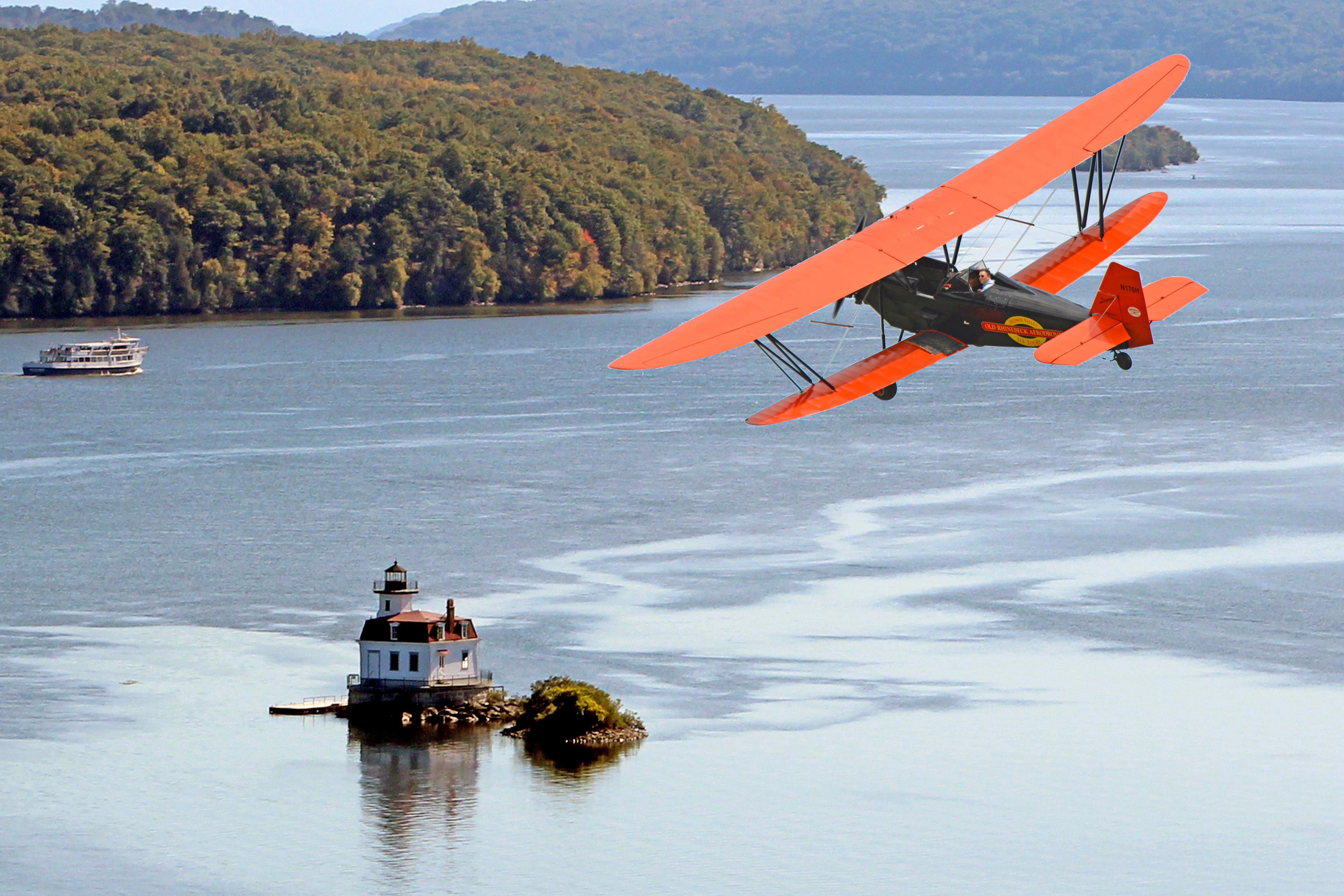 Mit dem Flieger am Museum Old Rhinebeck Aerodrome in Red Hook, Dutchess County entlangfilegen