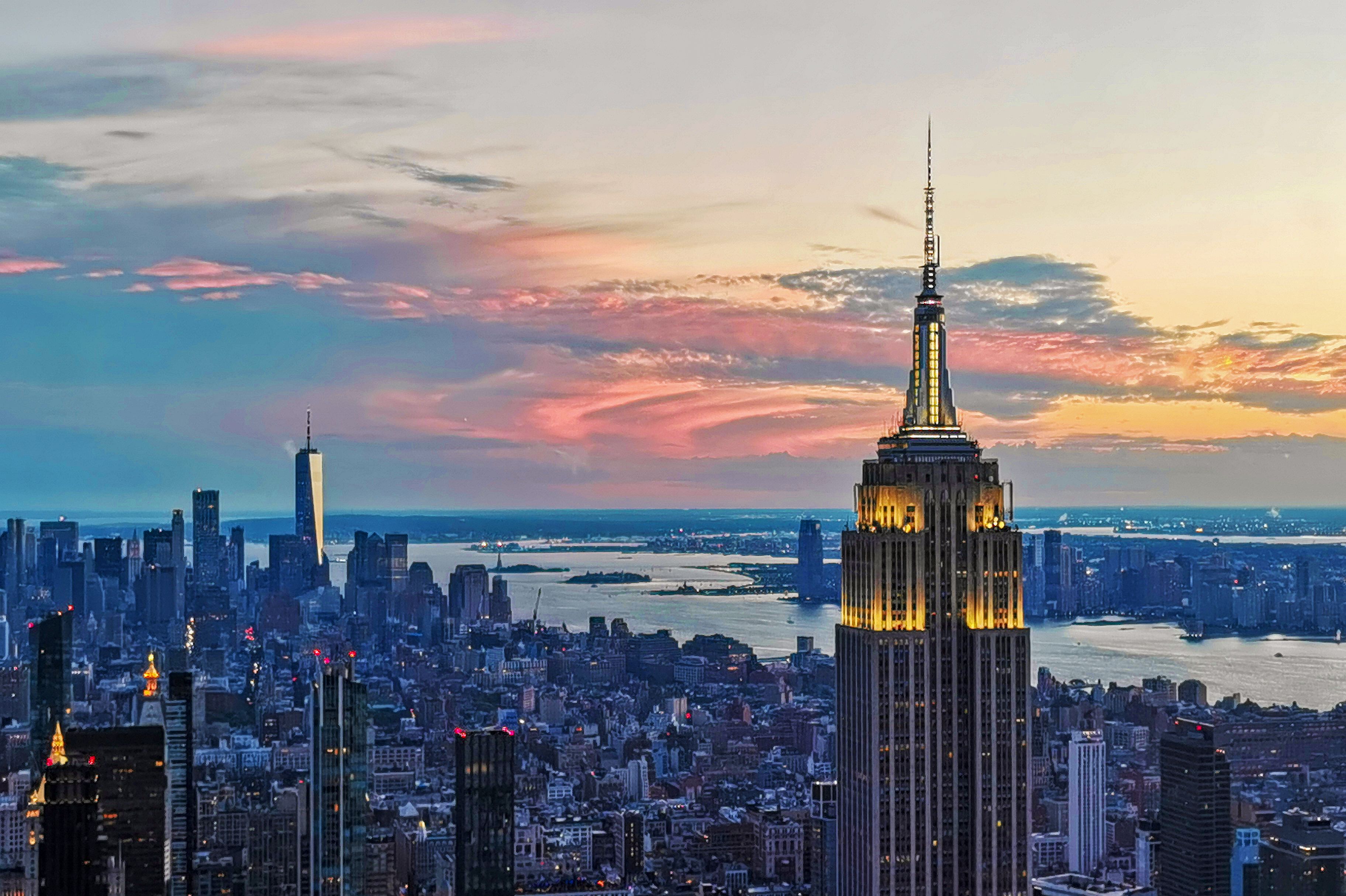 Luftaufnahme des Empire State mit Skyline am Abend