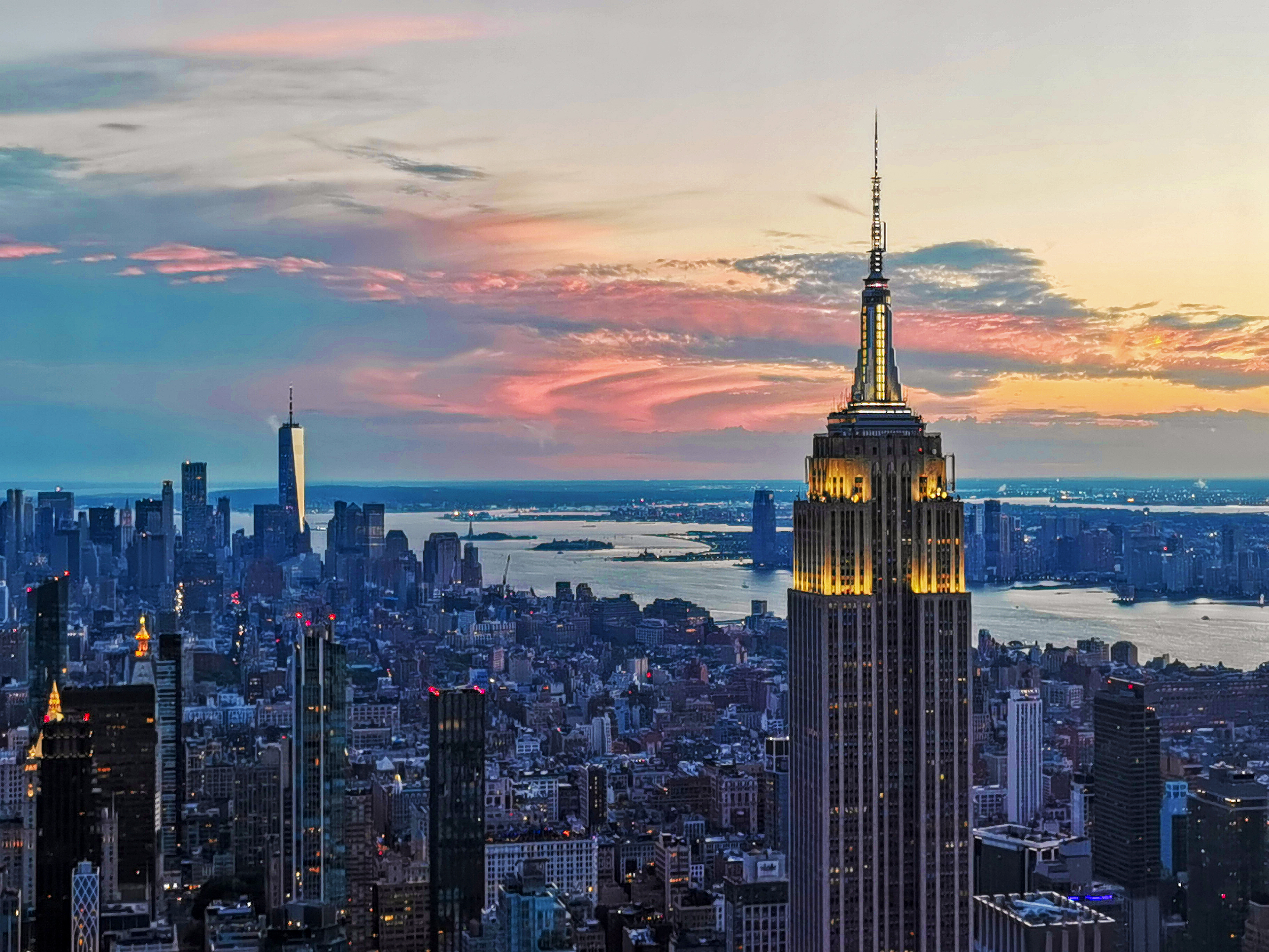 Luftaufnahme des Empire State mit Skyline am Abend