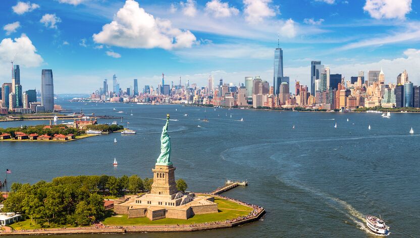 Blick auf die Skyline und Freiheitsstatue New Yorks Blick auf die Skyline und Freiheitsstatue New Yorks