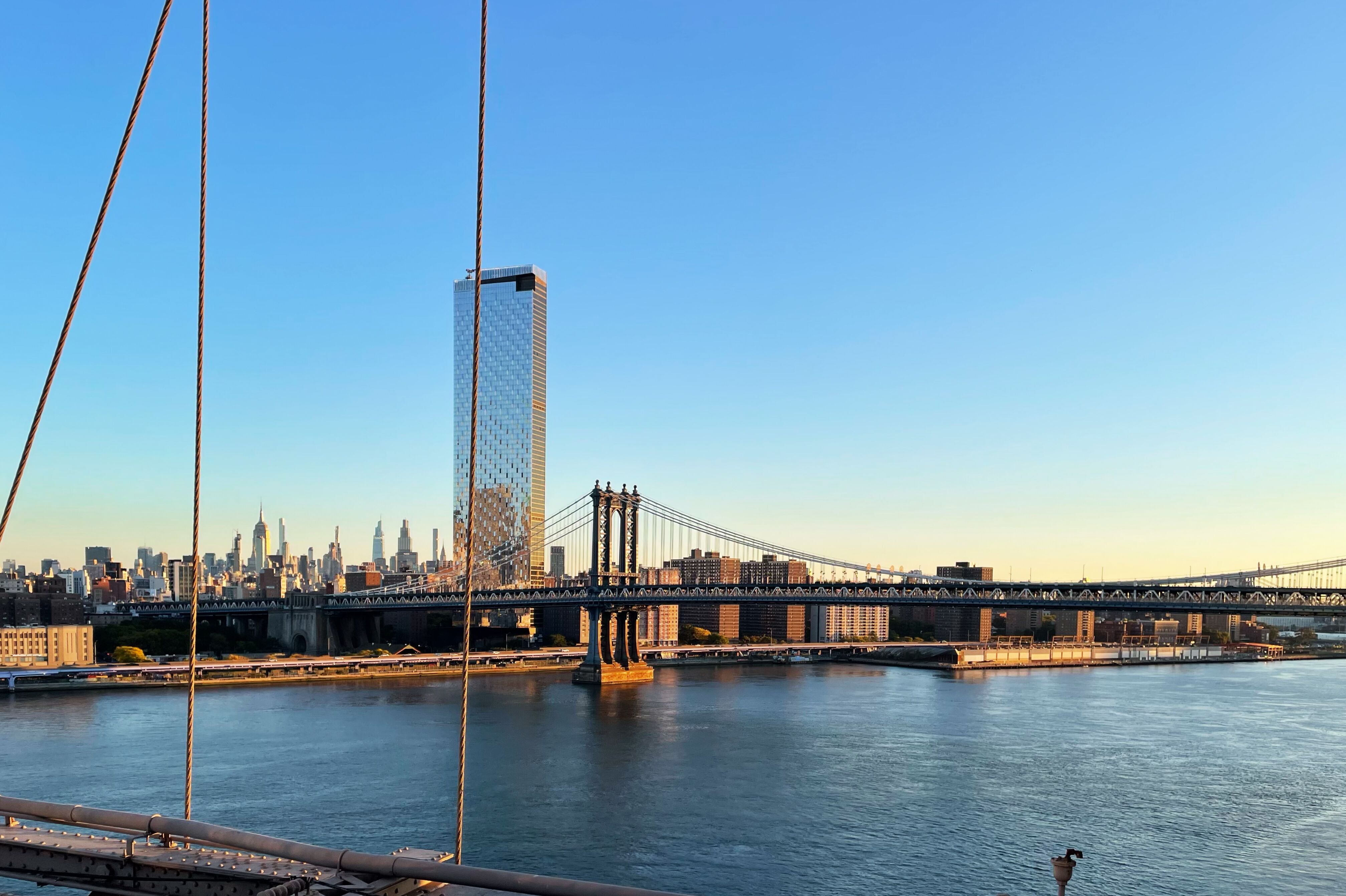 Die Manhattan Bridge und der East River bei Sonnenaufgang
