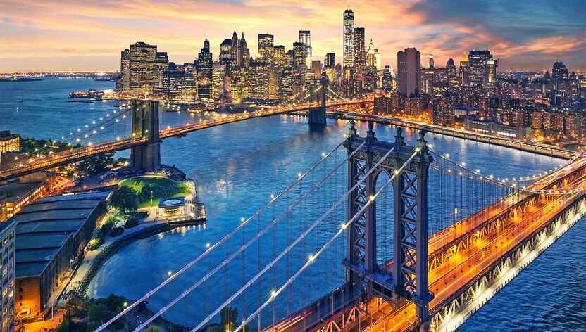 Sonnenuntergang in New York City mit Blick auf die Manhattan und Brooklyn Bridge Sonnenuntergang in New York City mit Blick auf die Manhattan und Brooklyn Bridge