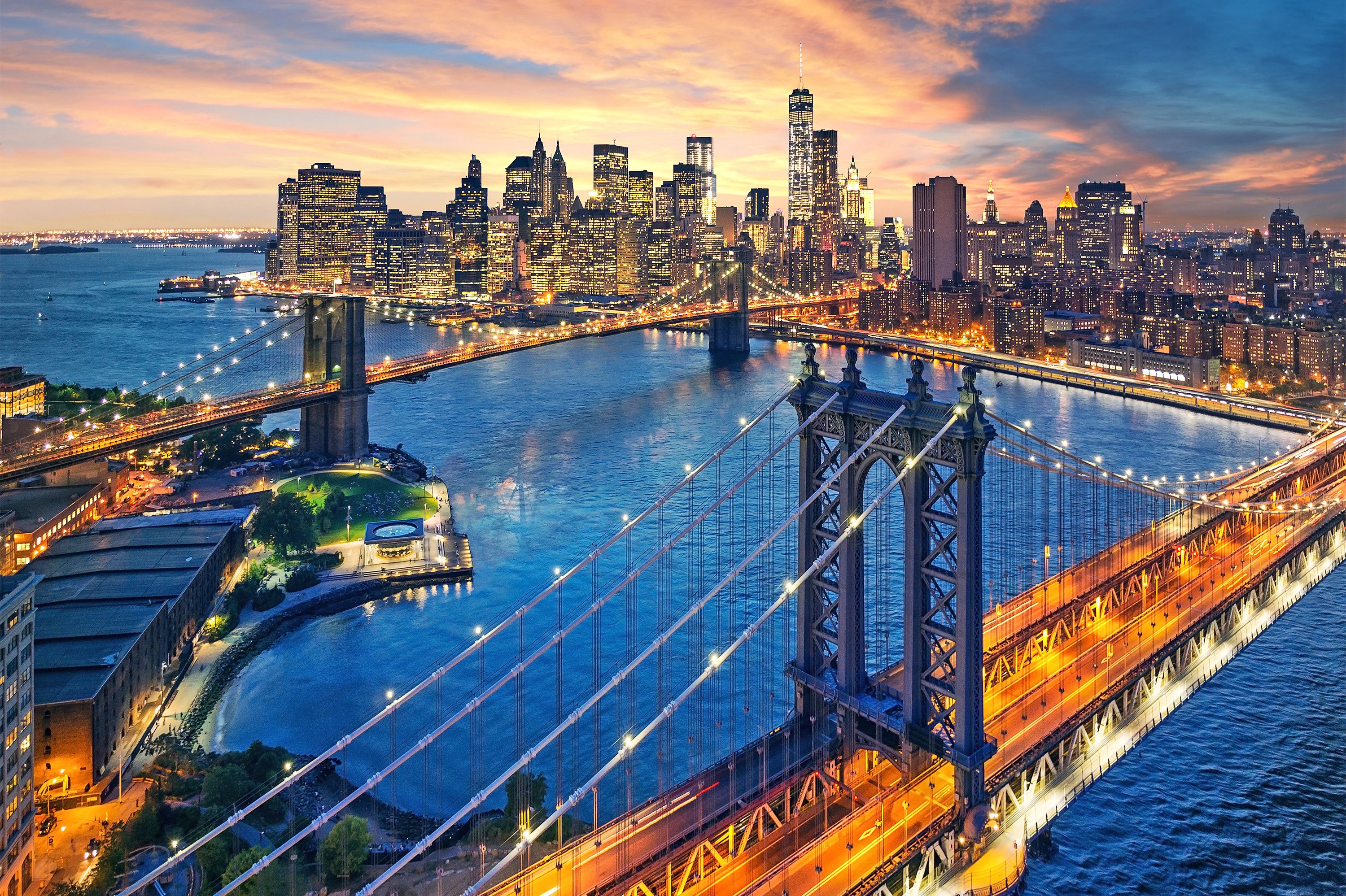 Sonnenuntergang in New York City mit Blick auf die Manhattan und Brooklyn Bridge